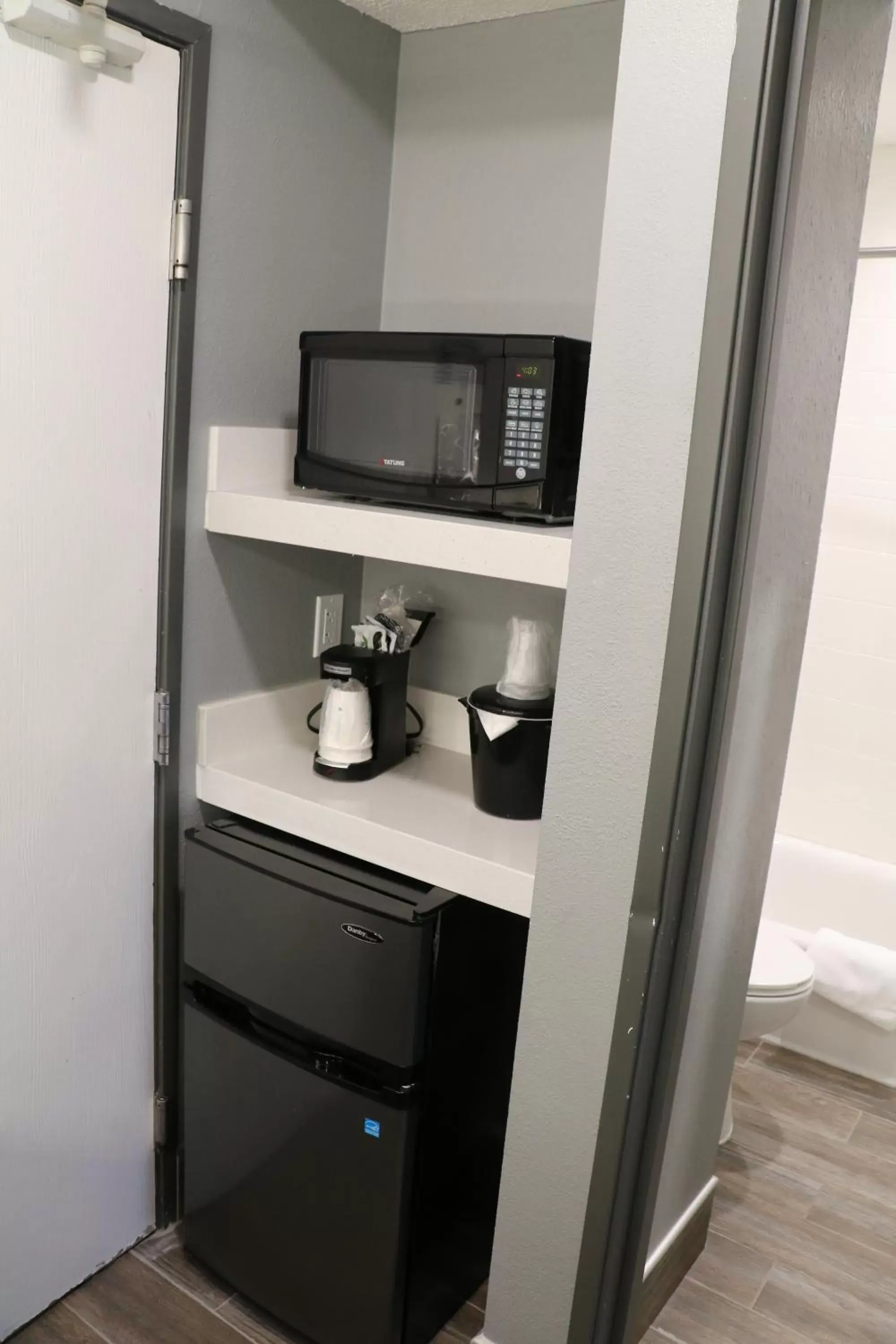 minibar, Kitchen/Kitchenette in La Quinta by Wyndham Chicago Gurnee