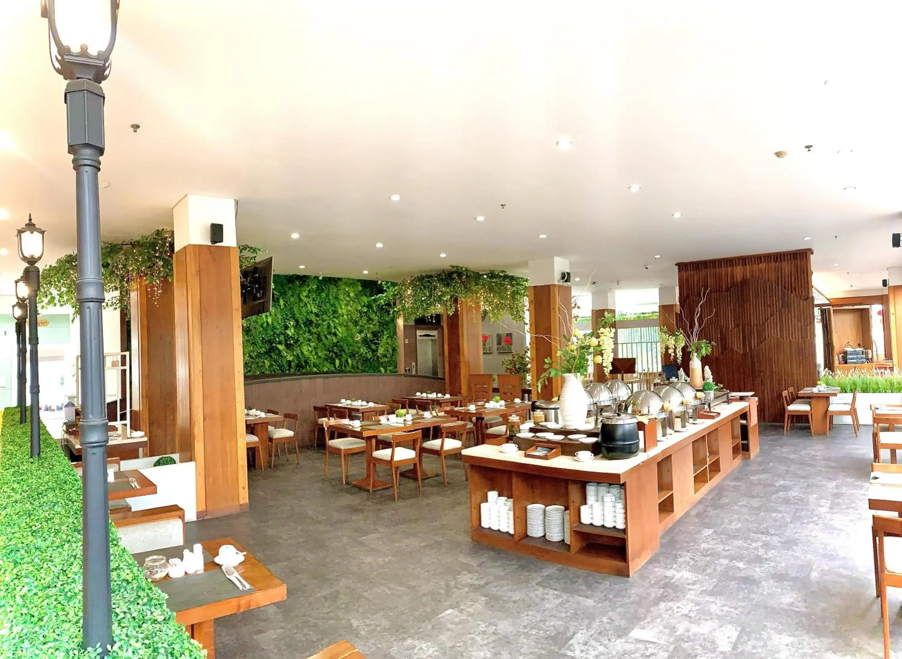 Restaurant/Places to Eat in Hemangini Hotel Bandung