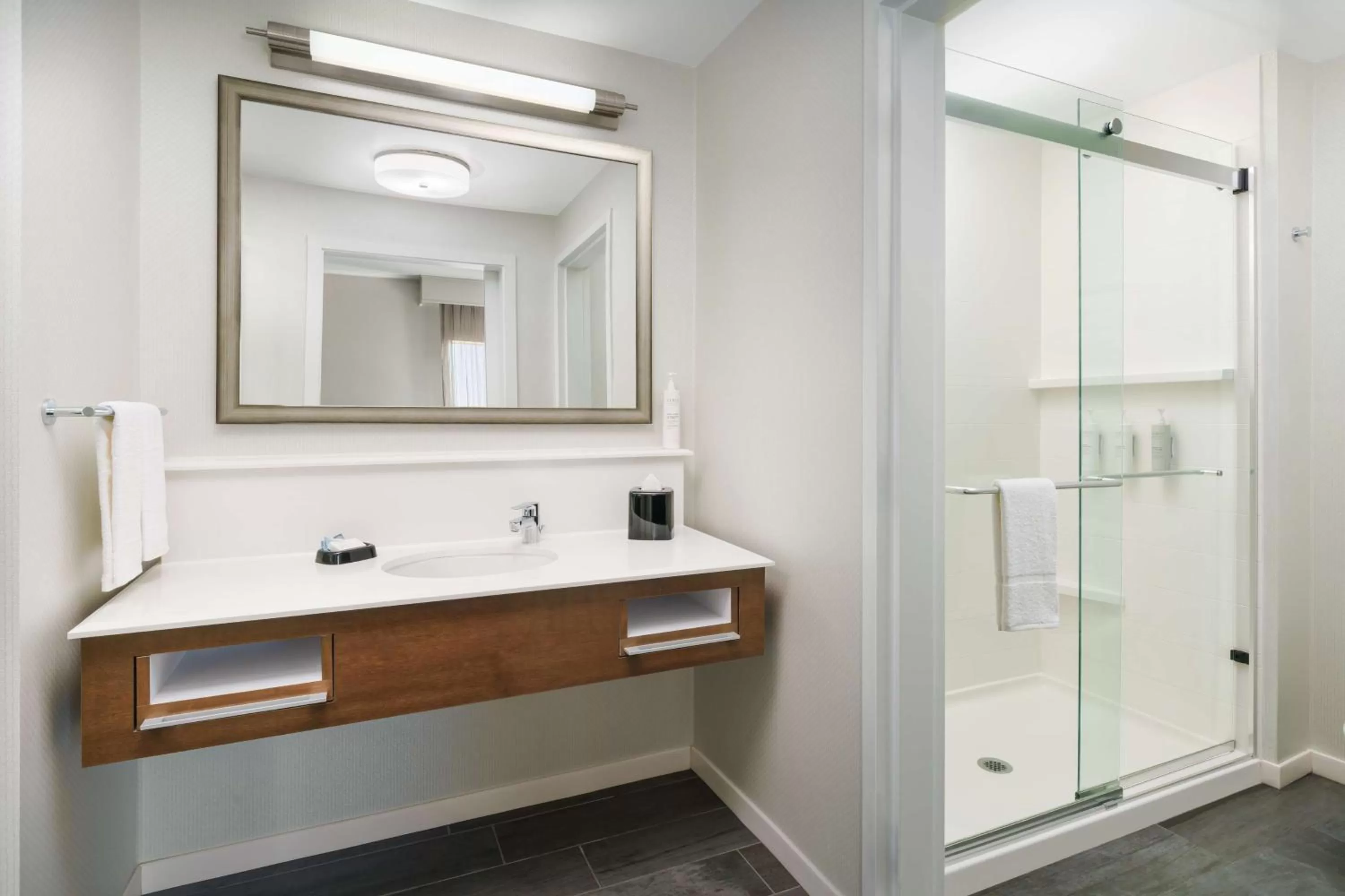 Bathroom in Hampton Inn & Suites LAX El Segundo