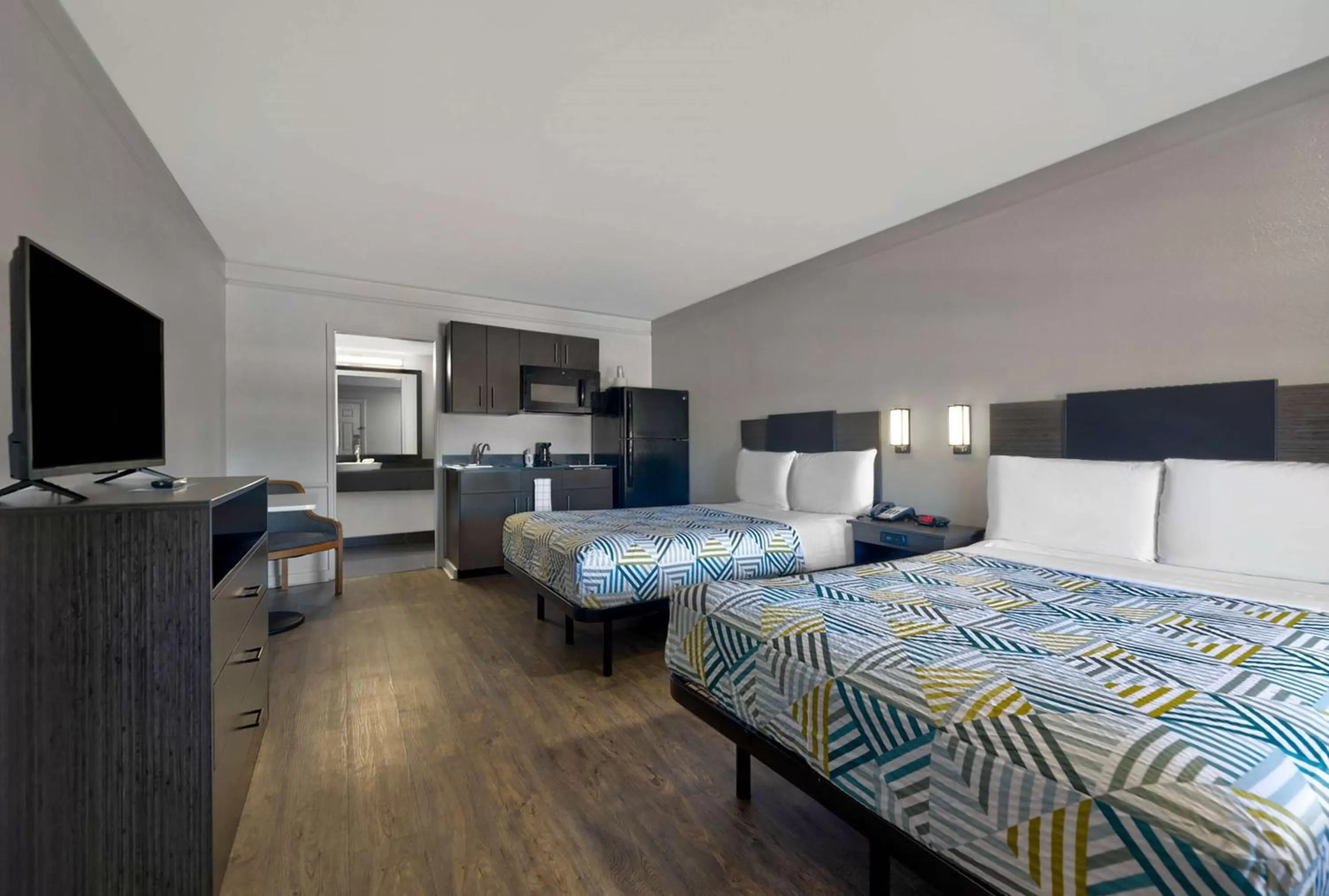 Photo of the whole room, Bed in Studio 6-Denton, TX - UNT