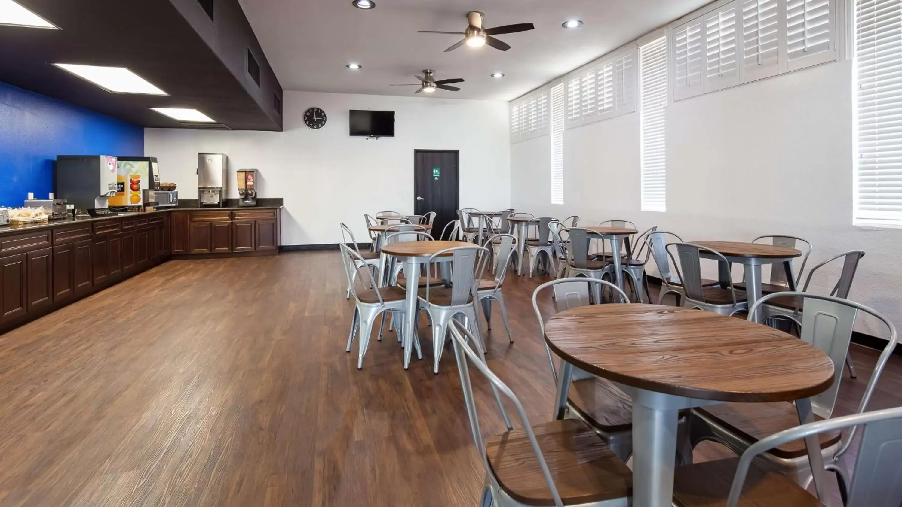 Lobby or reception, Restaurant/Places to Eat in SureStay Hotel by Best Western Phoenix Airport