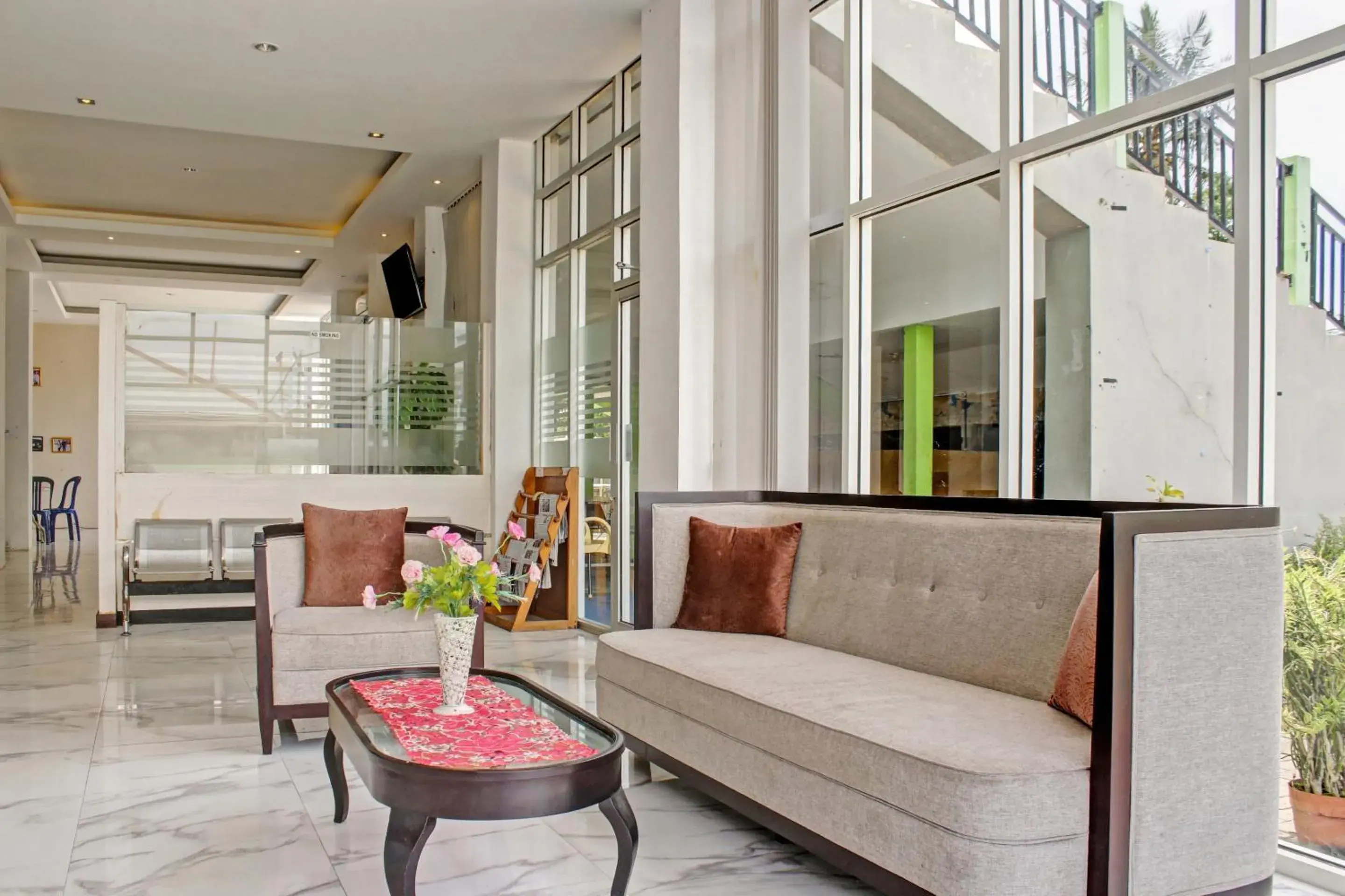 Lobby or reception, Seating Area in OYO 90112 Hotel Permata Inn