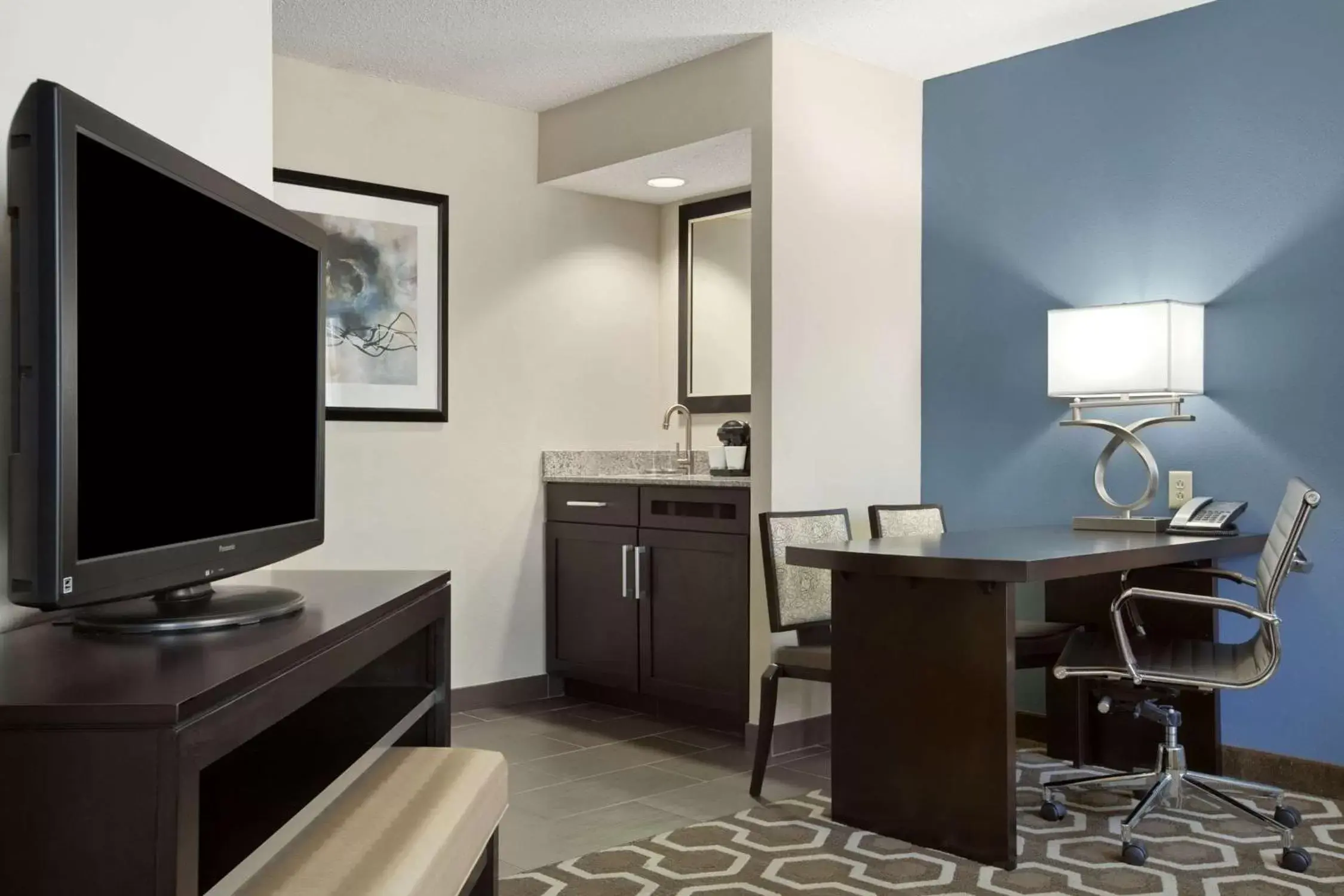 Bedroom, TV/Entertainment Center in Embassy Suites by Hilton St Louis Airport