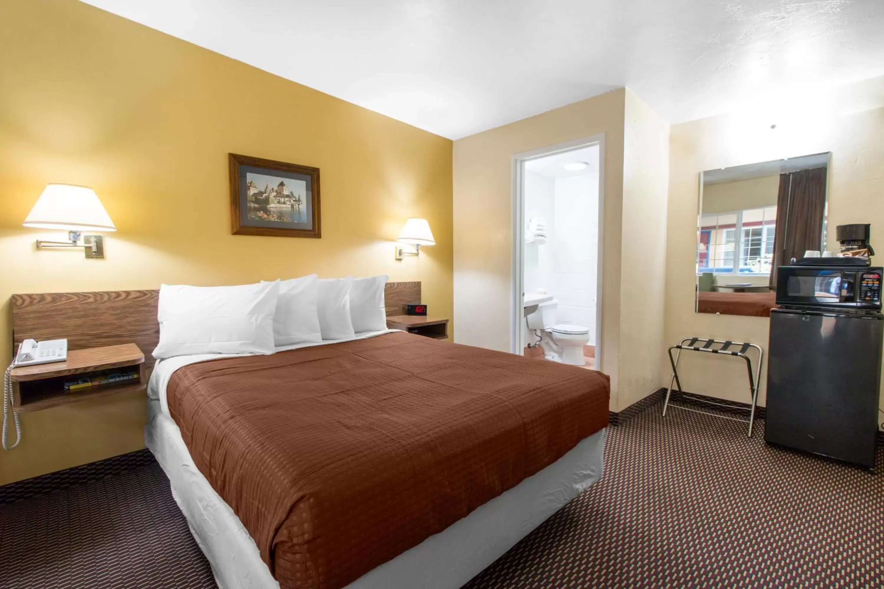 Queen Room - Non-Smoking in Eureka Town House Motel - Historic Old Town Queen Room - Non-Smoking in Eureka Town House Motel - Historic Old Town