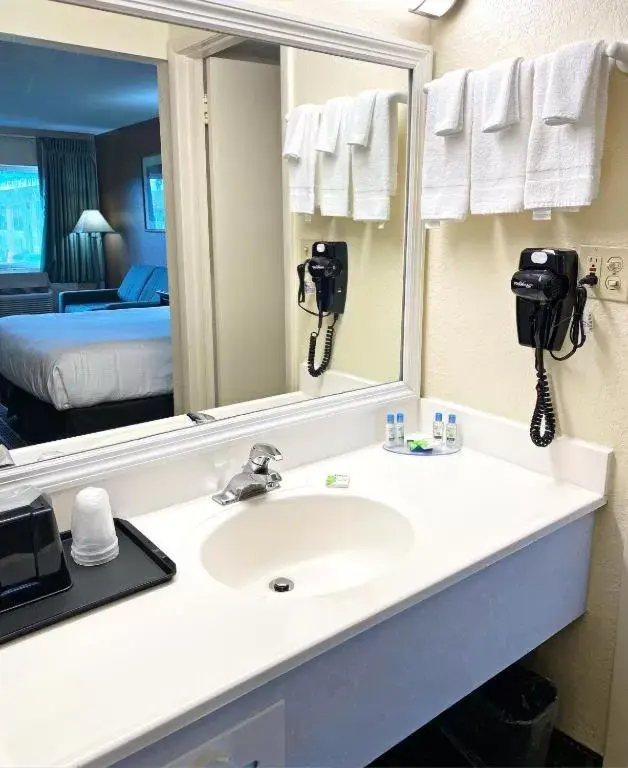 Queen Room with Two Queen Beds - Non-Smoking in Roadstar Hotel Zephyrhills Queen Room with Two Queen Beds - Non-Smoking in Roadstar Hotel Zephyrhills