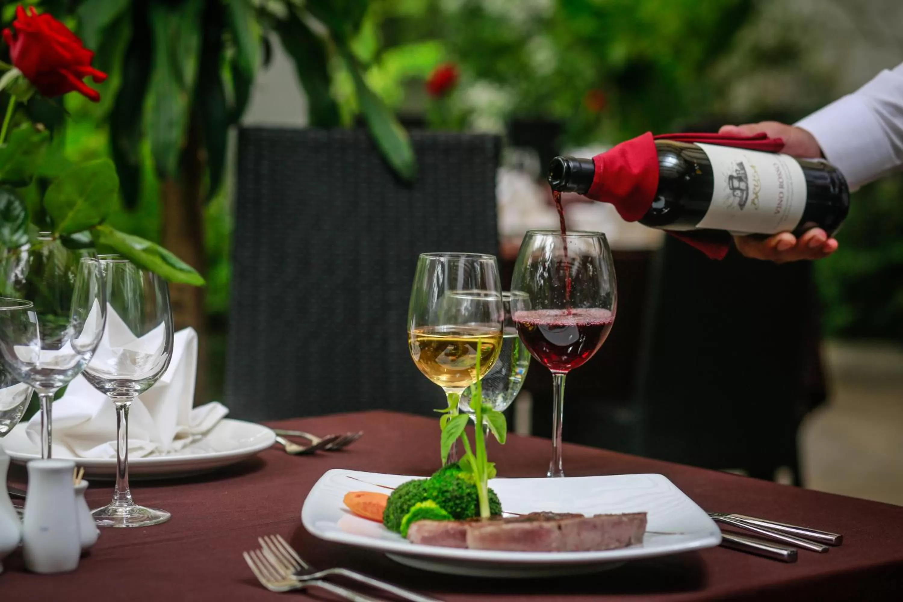 Restaurant/Places to Eat in Ladear Privilege Rooms