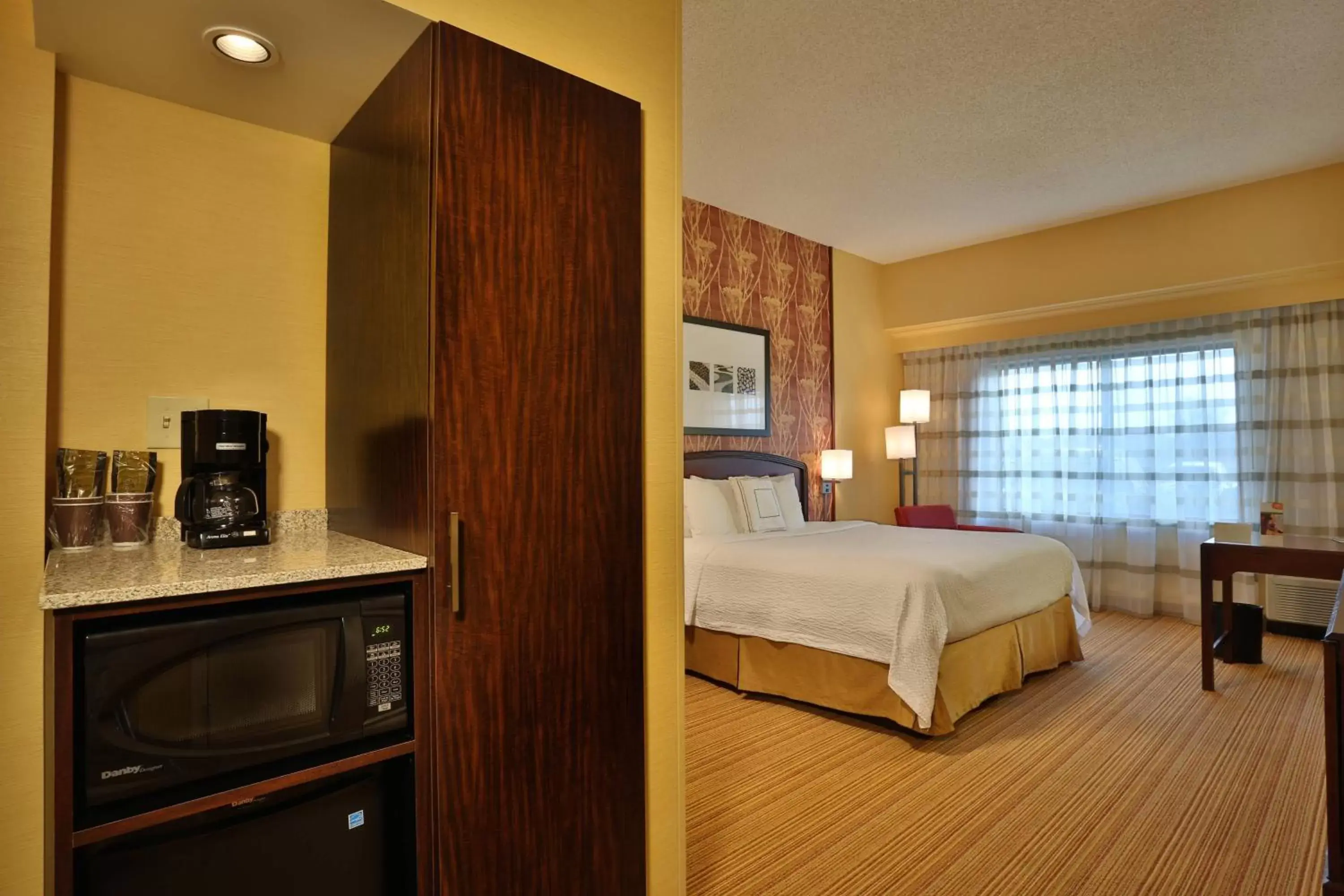 Photo of the whole room, Bed in Courtyard by Marriott Springfield Airport
