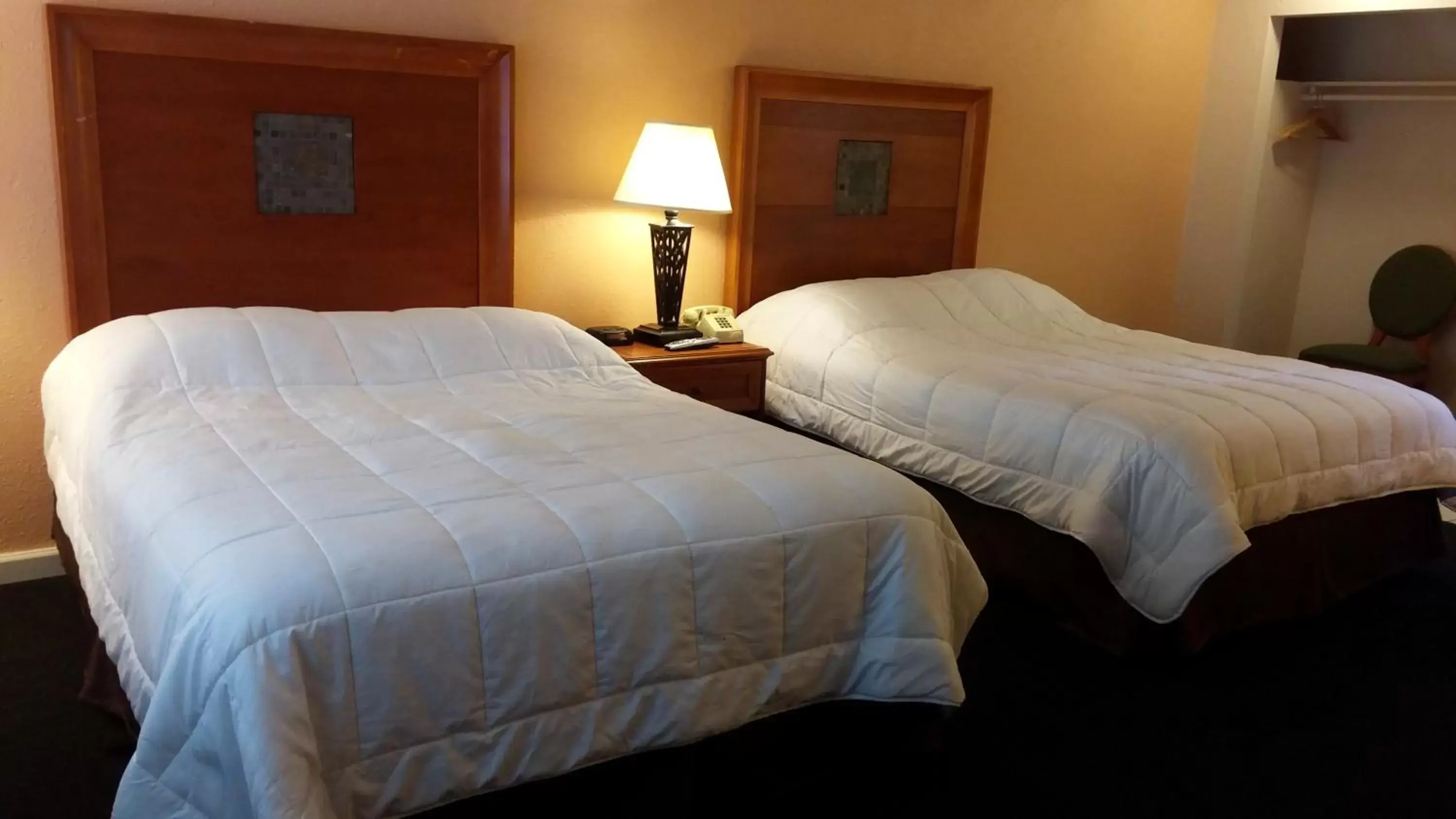 Bed in Grays Harbor Inn & Suites