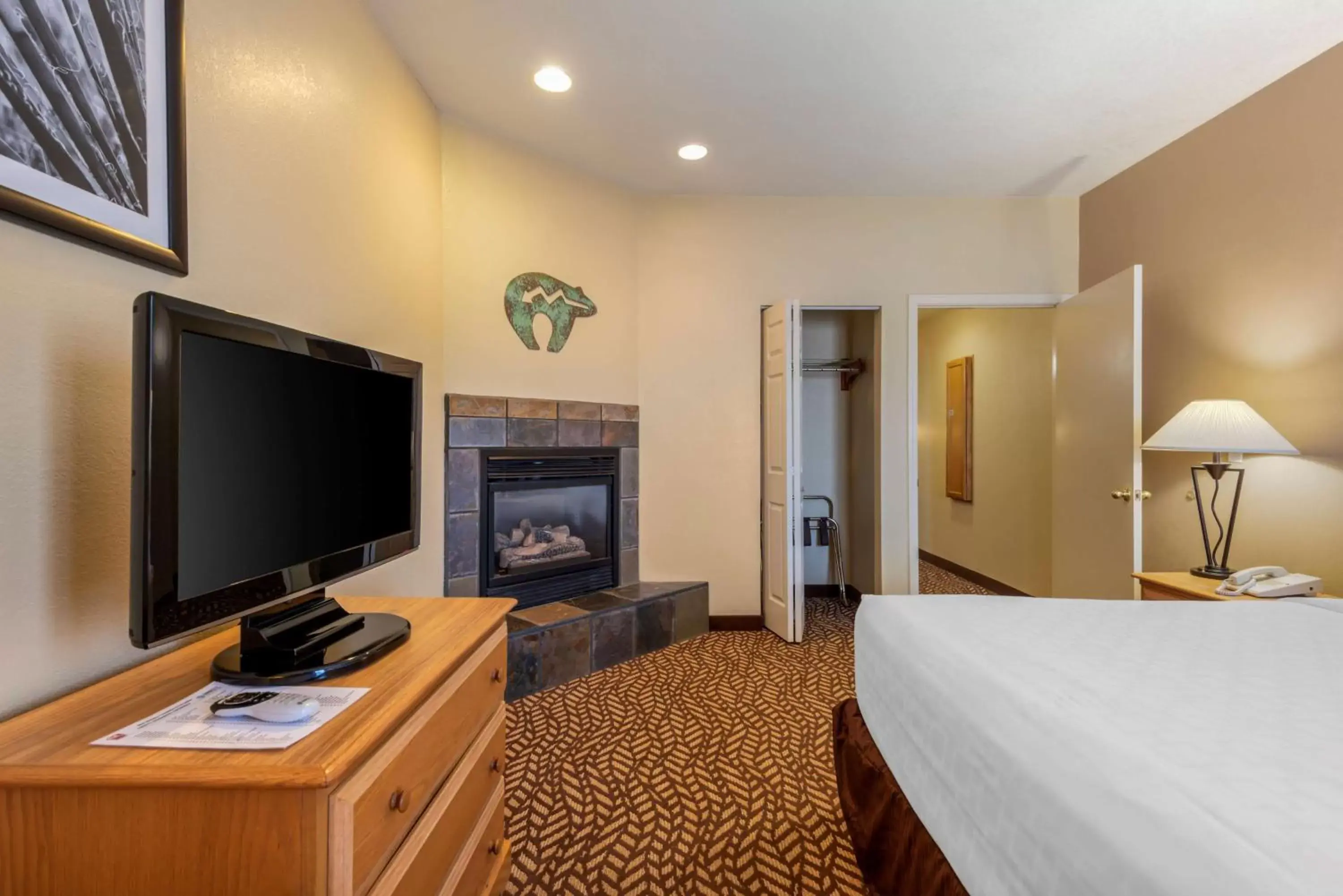 Photo of the whole room, TV/Entertainment Center in Best Western Turquoise Inn & Suites
