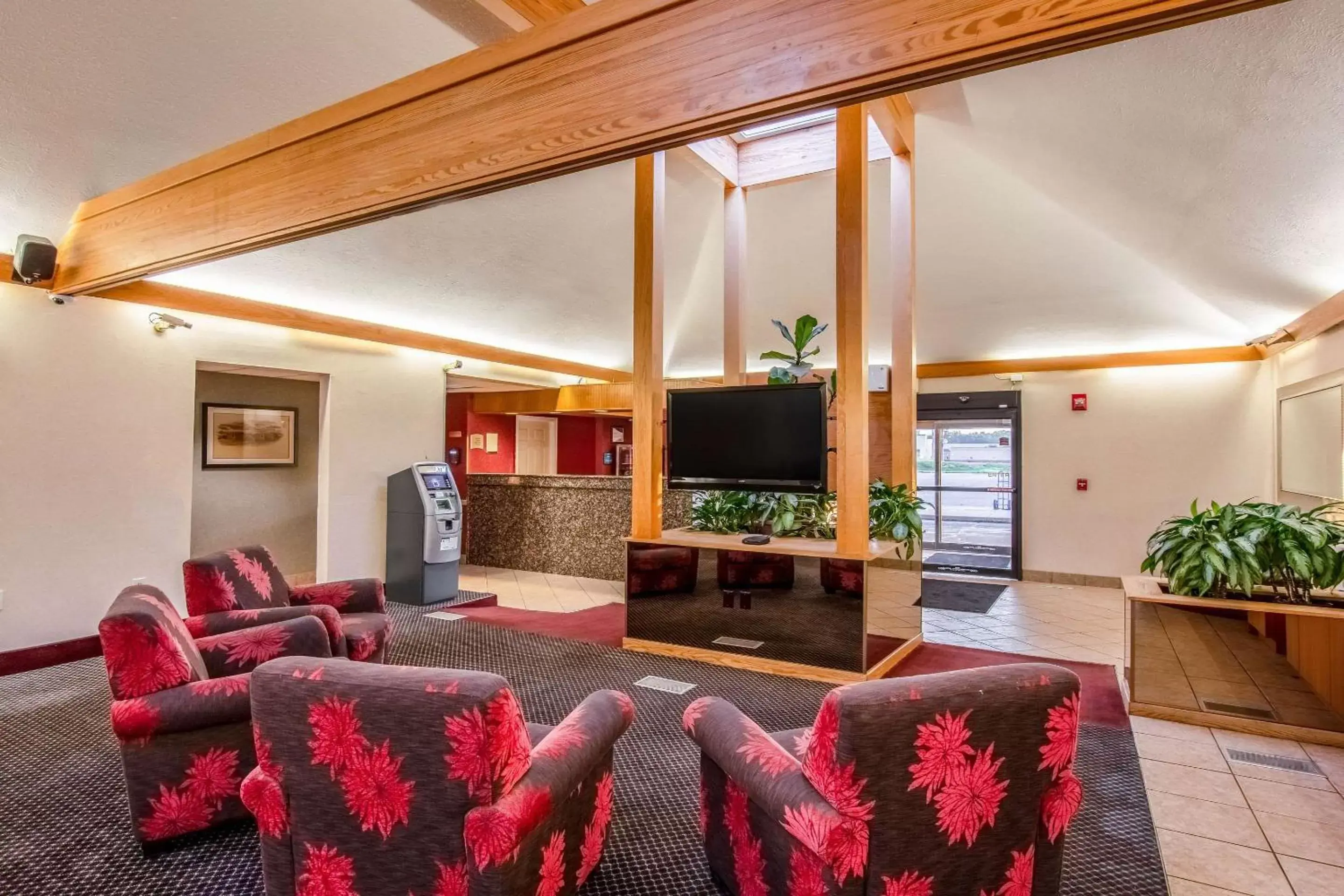 Lobby or reception, Lounge/Bar in Quality Inn & Suites