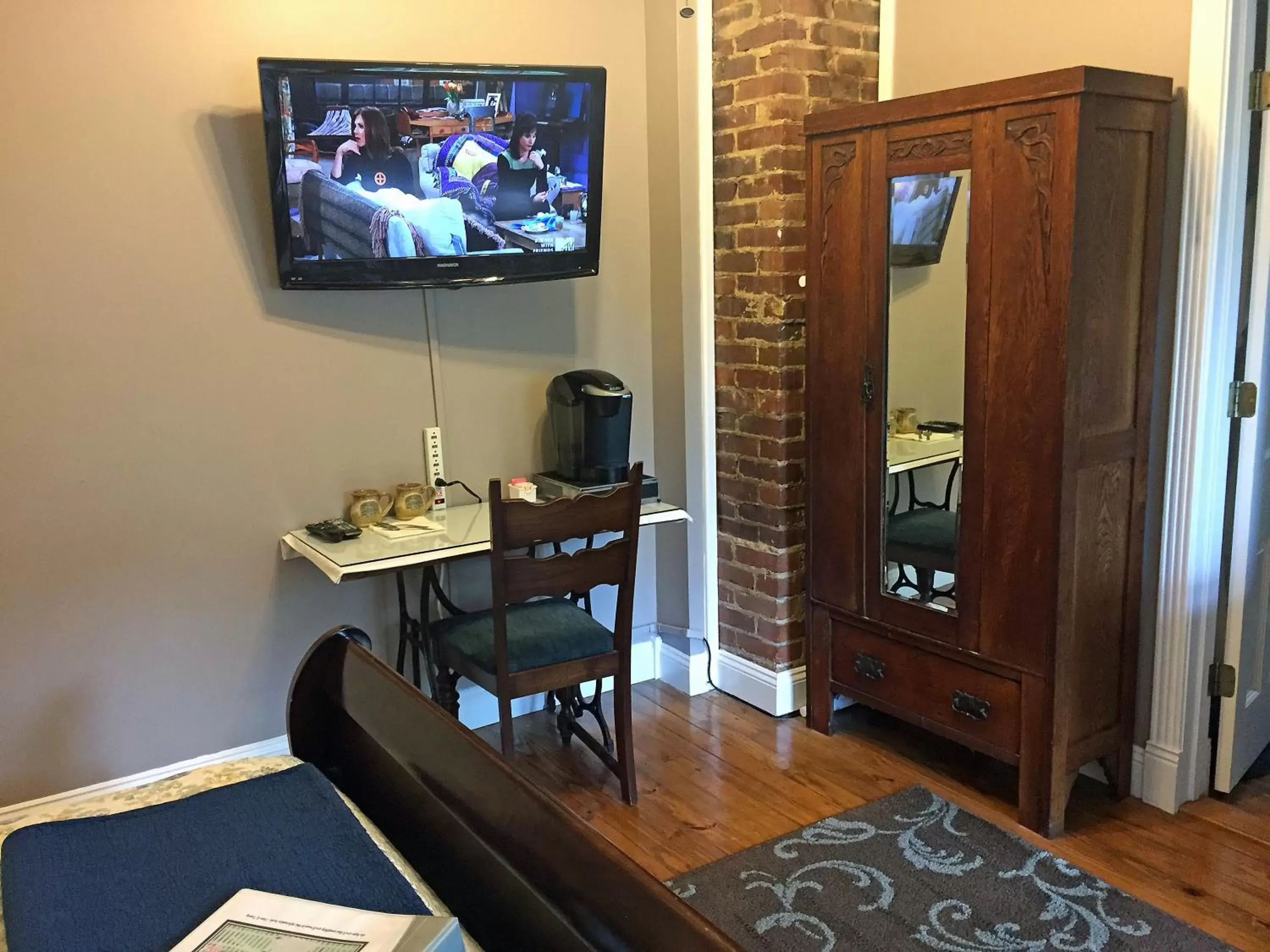 Coffee/tea facilities, TV/Entertainment Center in White Oak Manor Bed and Breakfast