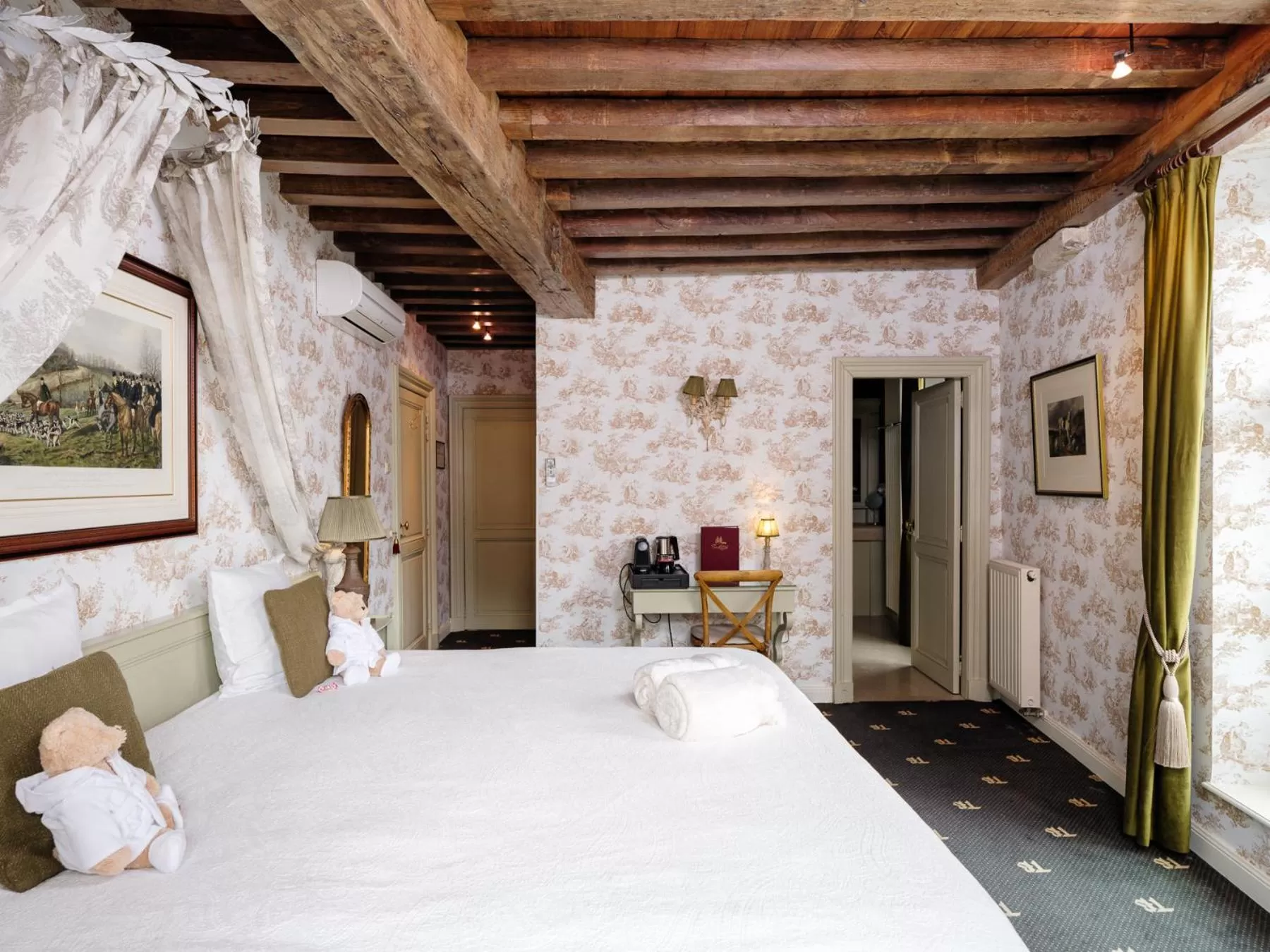 Bed in Canal View Hotel Ter Brughe by CW Hotel Collection