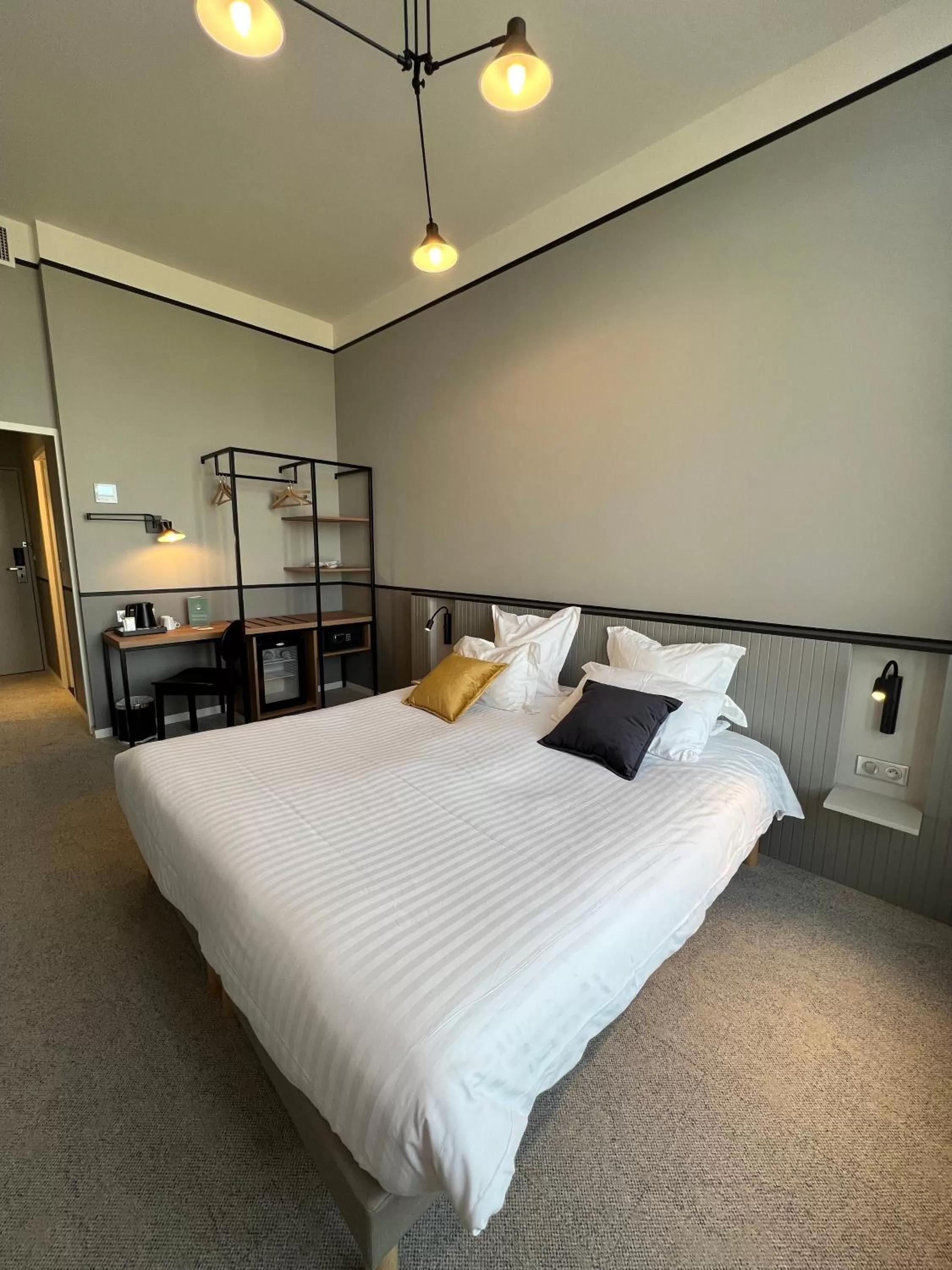 Photo of the whole room, Bed in L'Échappée - Hôtel Casino Dieppe