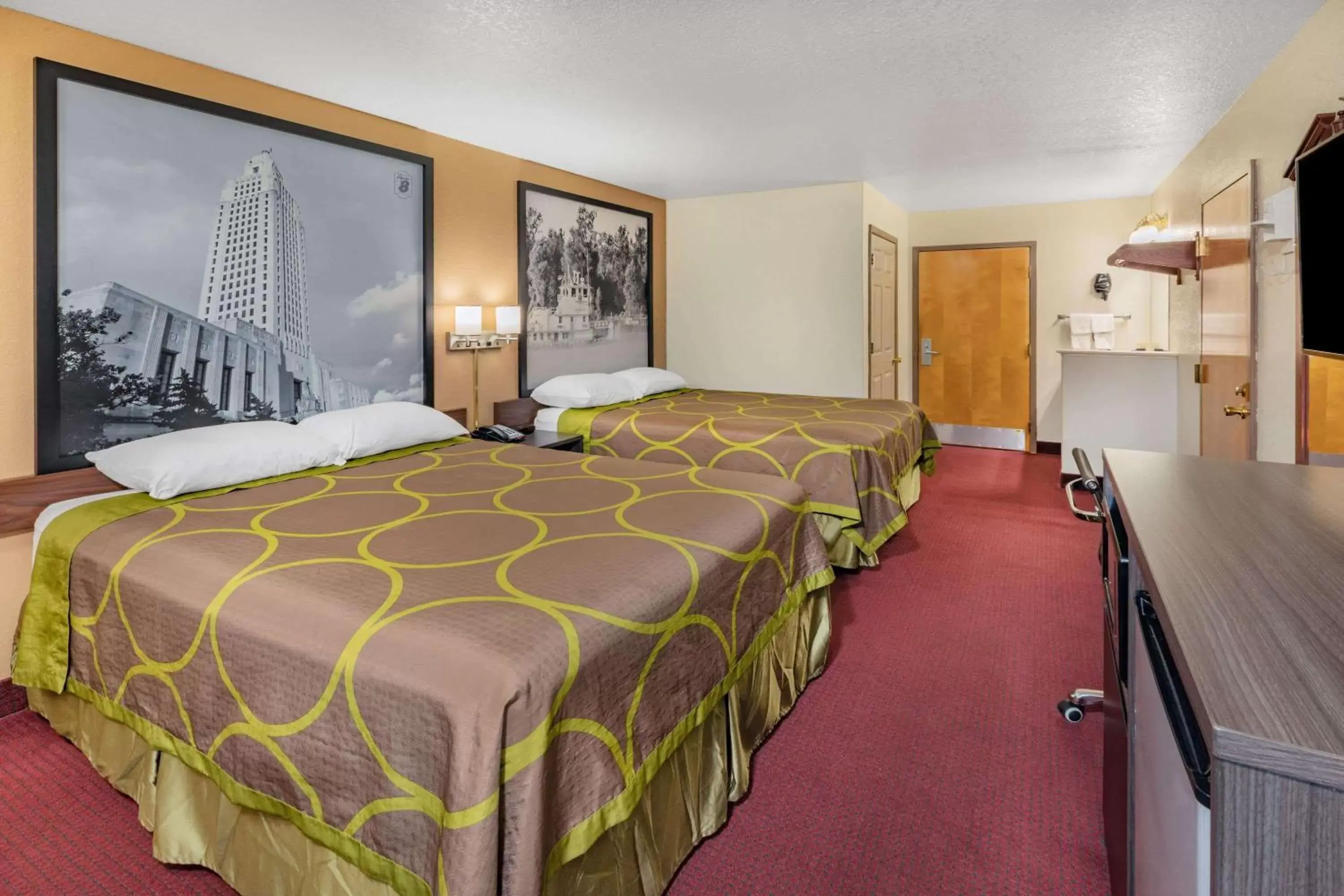 Photo of the whole room, Bed in Super 8 by Wyndham Kinder/Coushatta near Casino