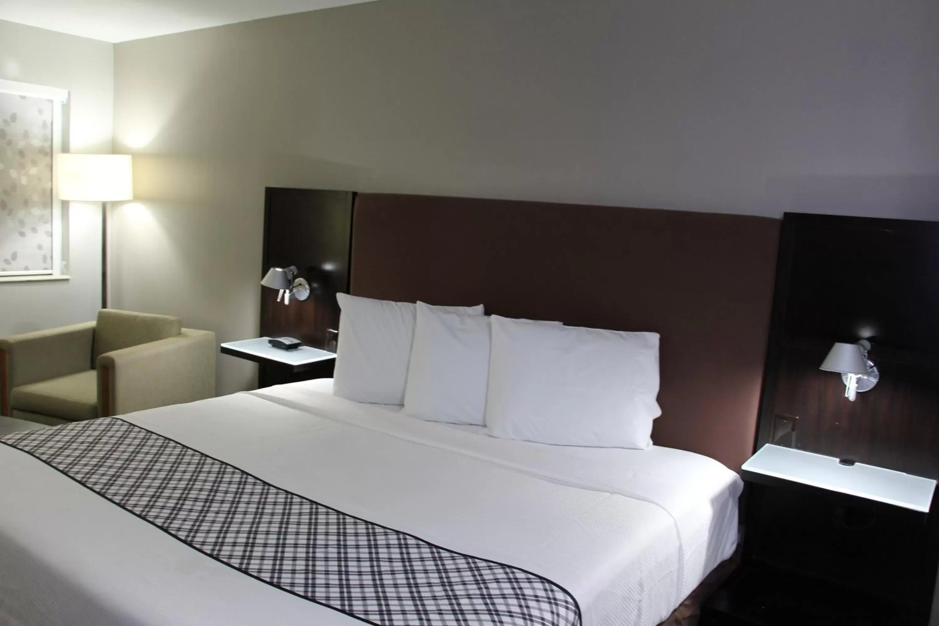 Bed in Westbridge Inn & Suites