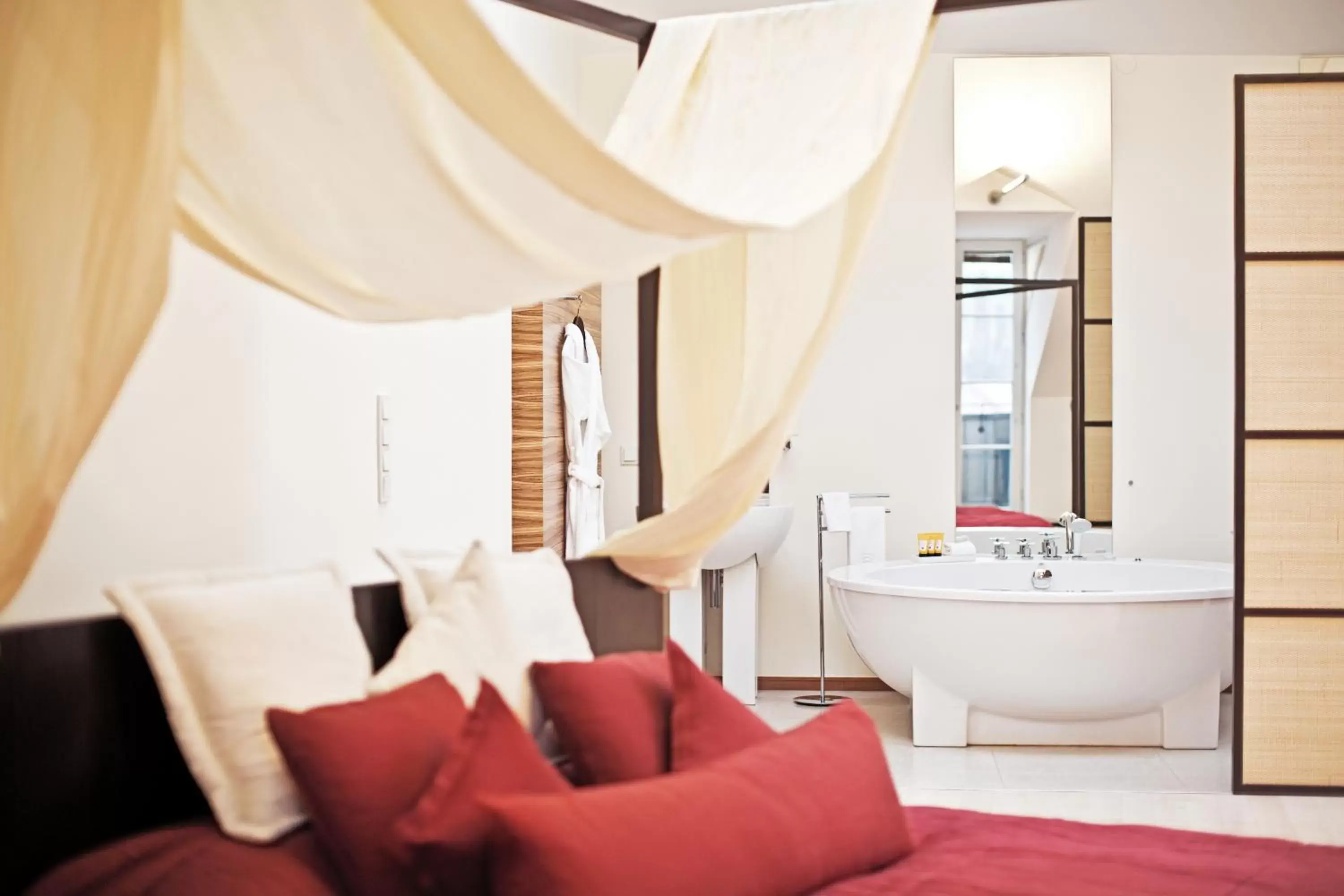 Bed, Bathroom in Palais Coburg Hotel Residenz