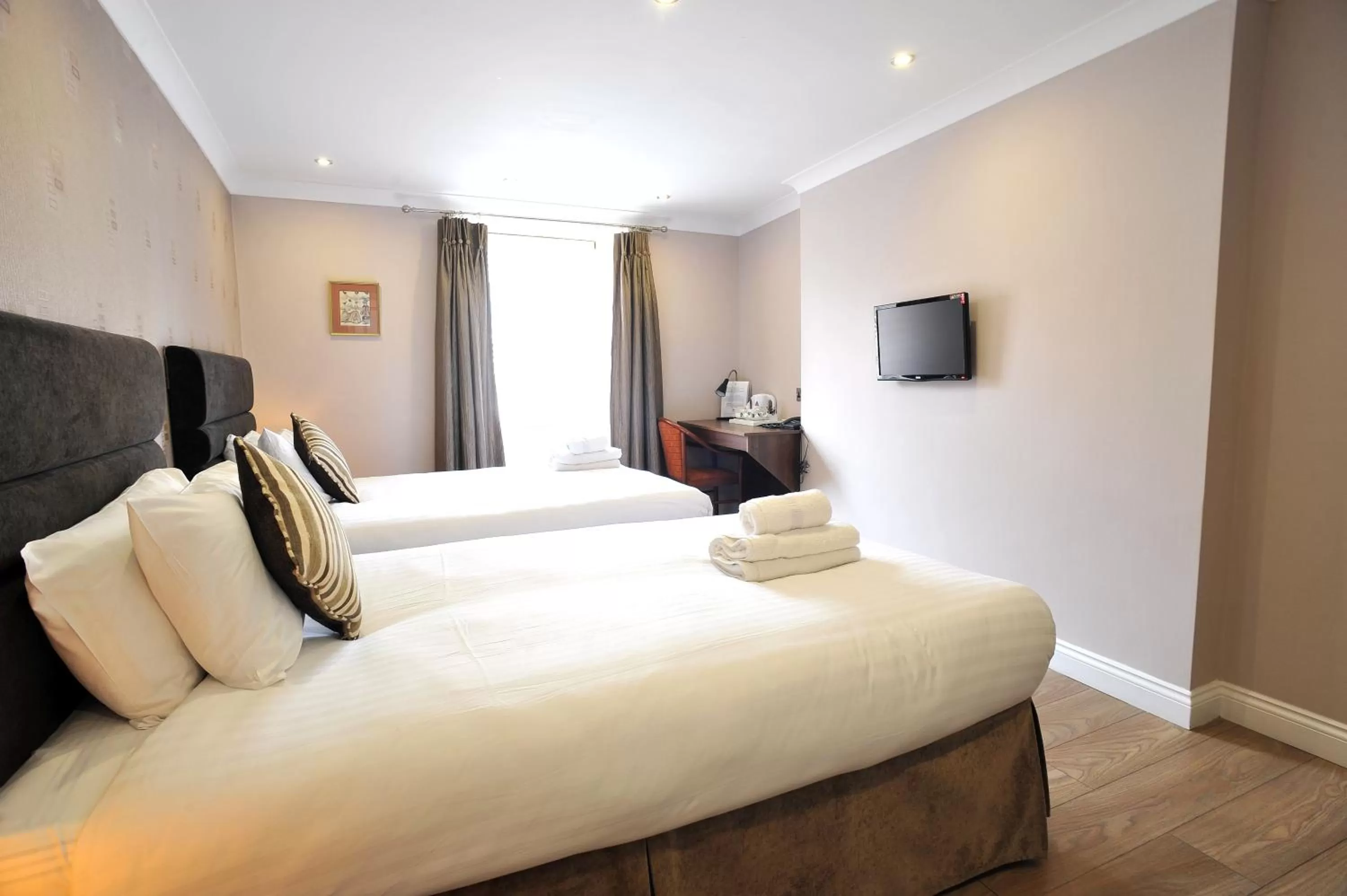 Photo of the whole room, Bed in The Kings Arms Hotel