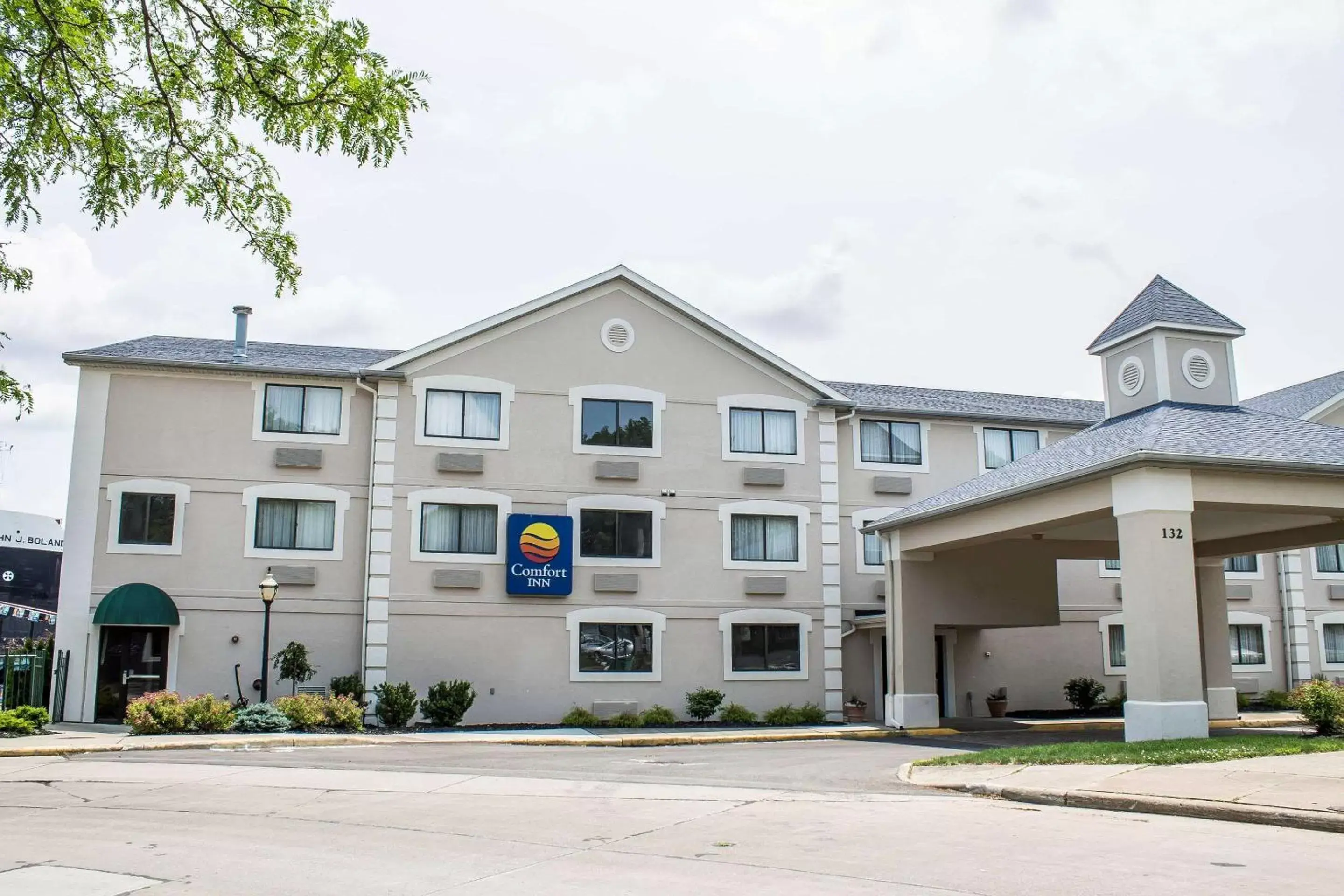 Property building in Comfort Inn River's Edge