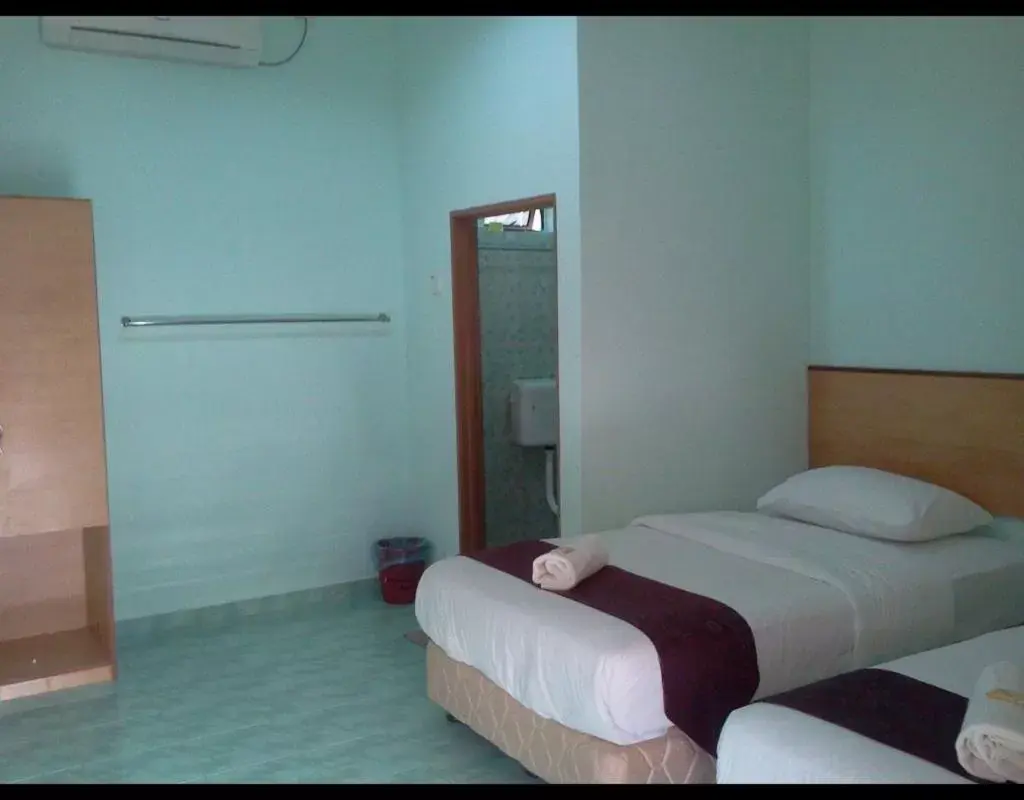 Photo of the whole room, Bed in Rose Inn Motel