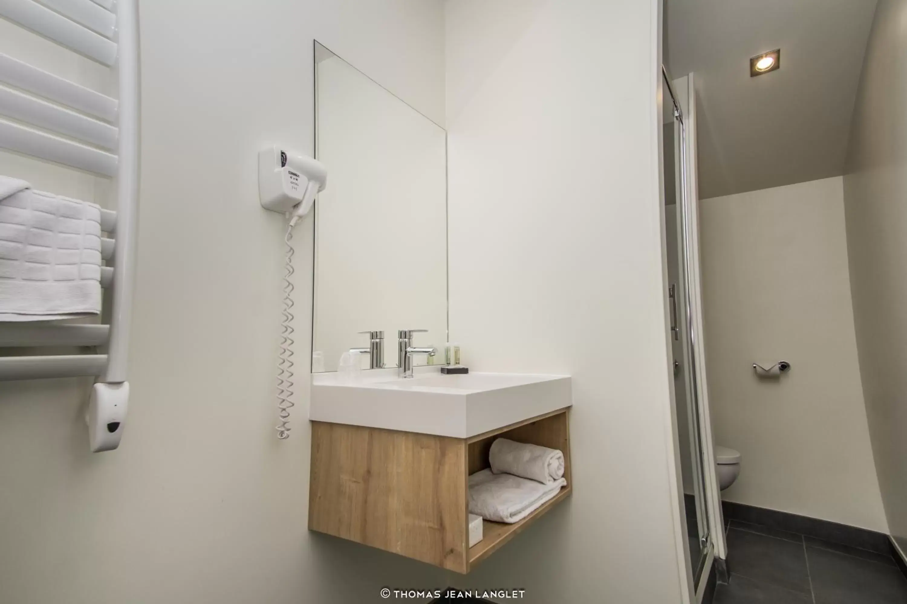 Bathroom in Hôtel le Corbusson