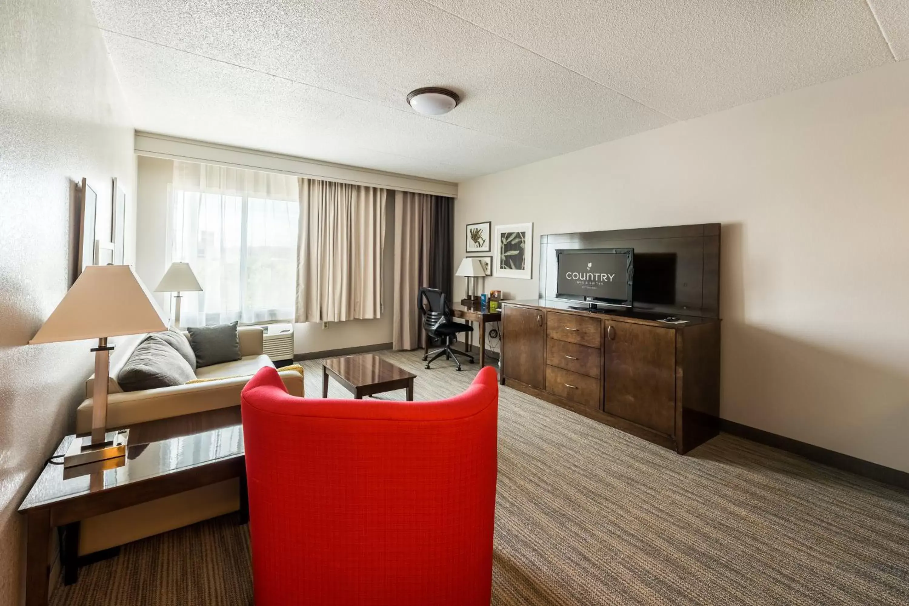 TV and multimedia, Seating Area in Country Inn & Suites by Radisson, Cookeville, TN