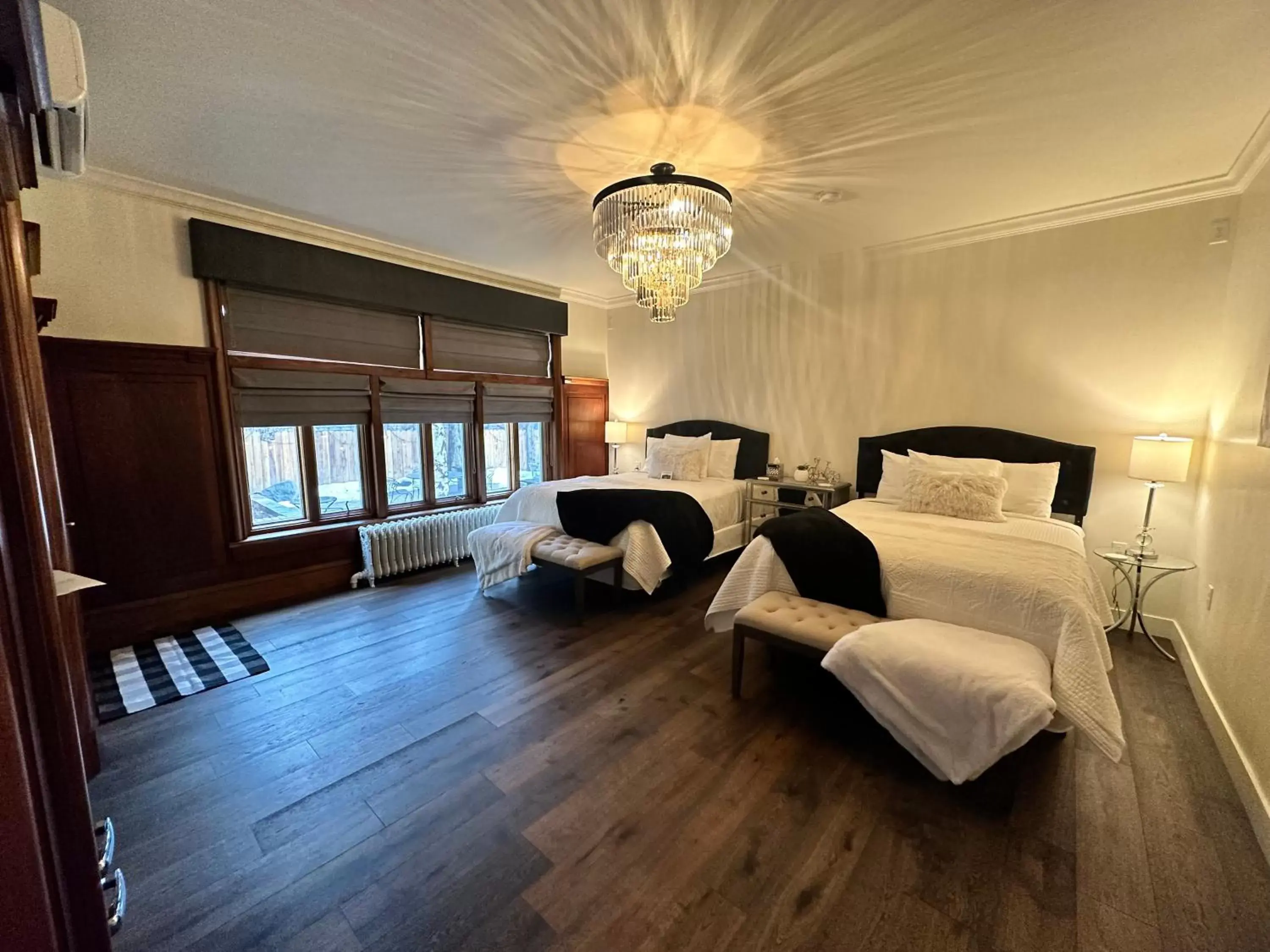 Bedroom in Bespoke Inn Flagstaff