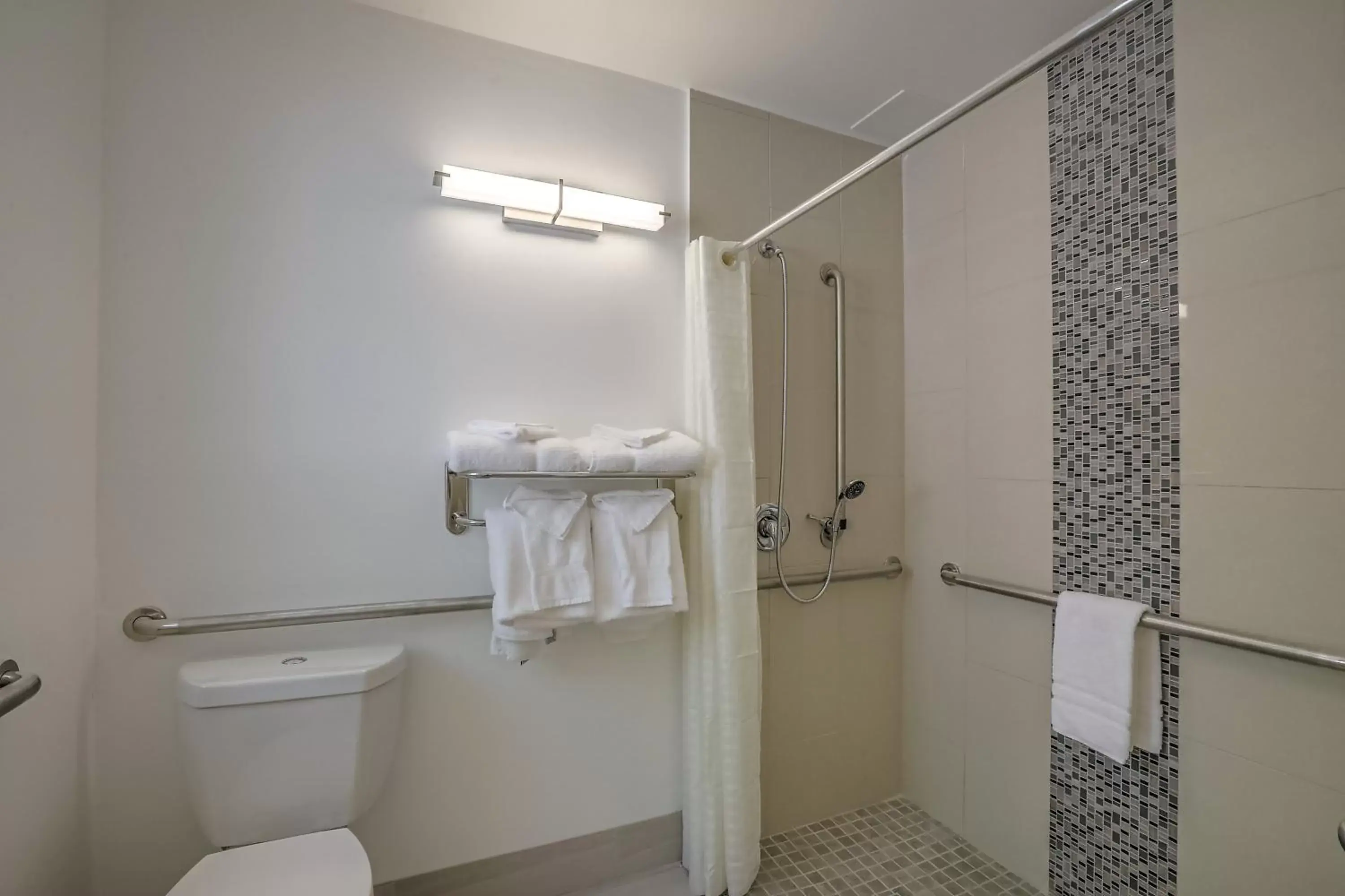 Shower, Bathroom in El Sendero Inn, Ascend Hotel Collection