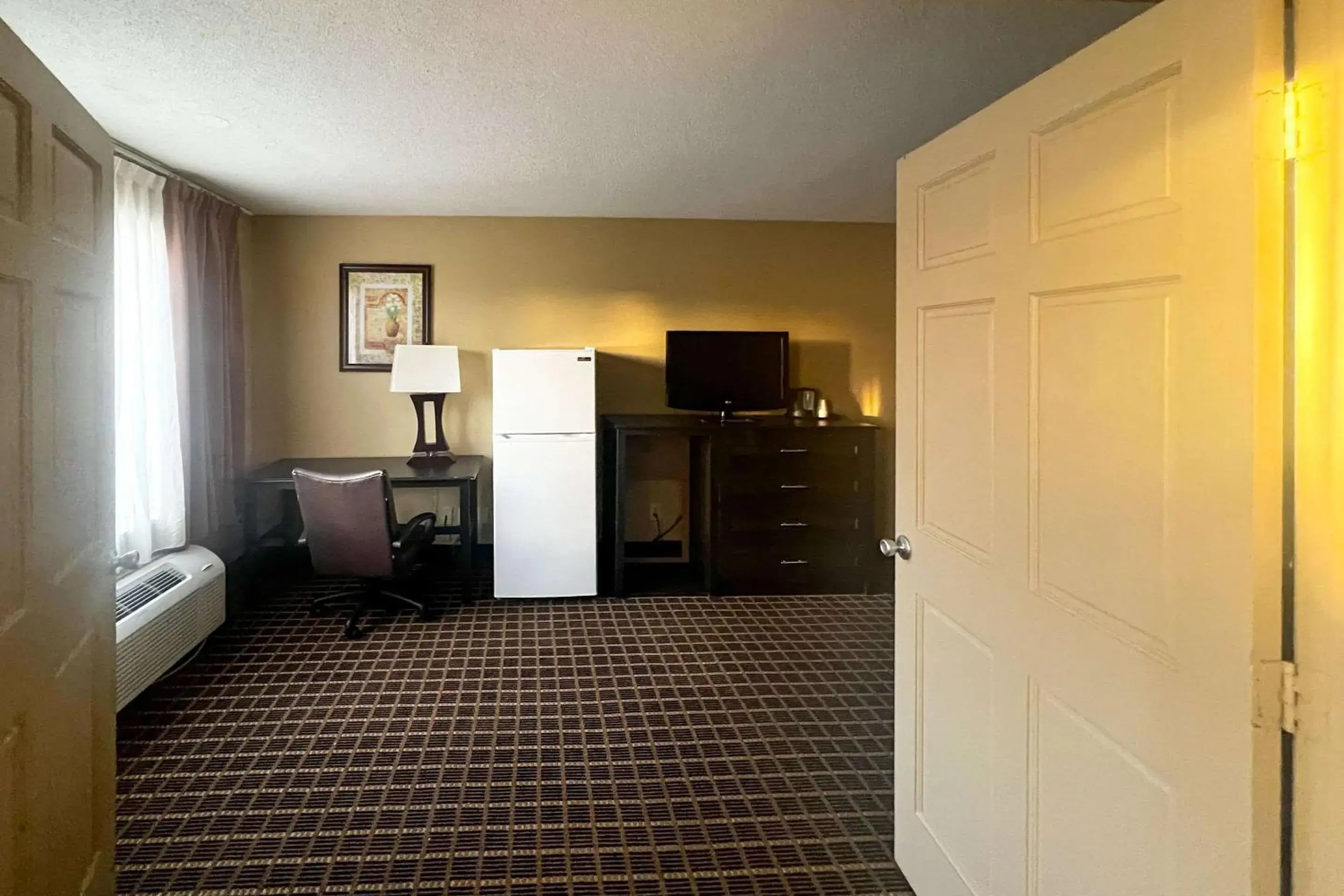 Bedroom, TV/Entertainment Center in Clarion Inn & Suites