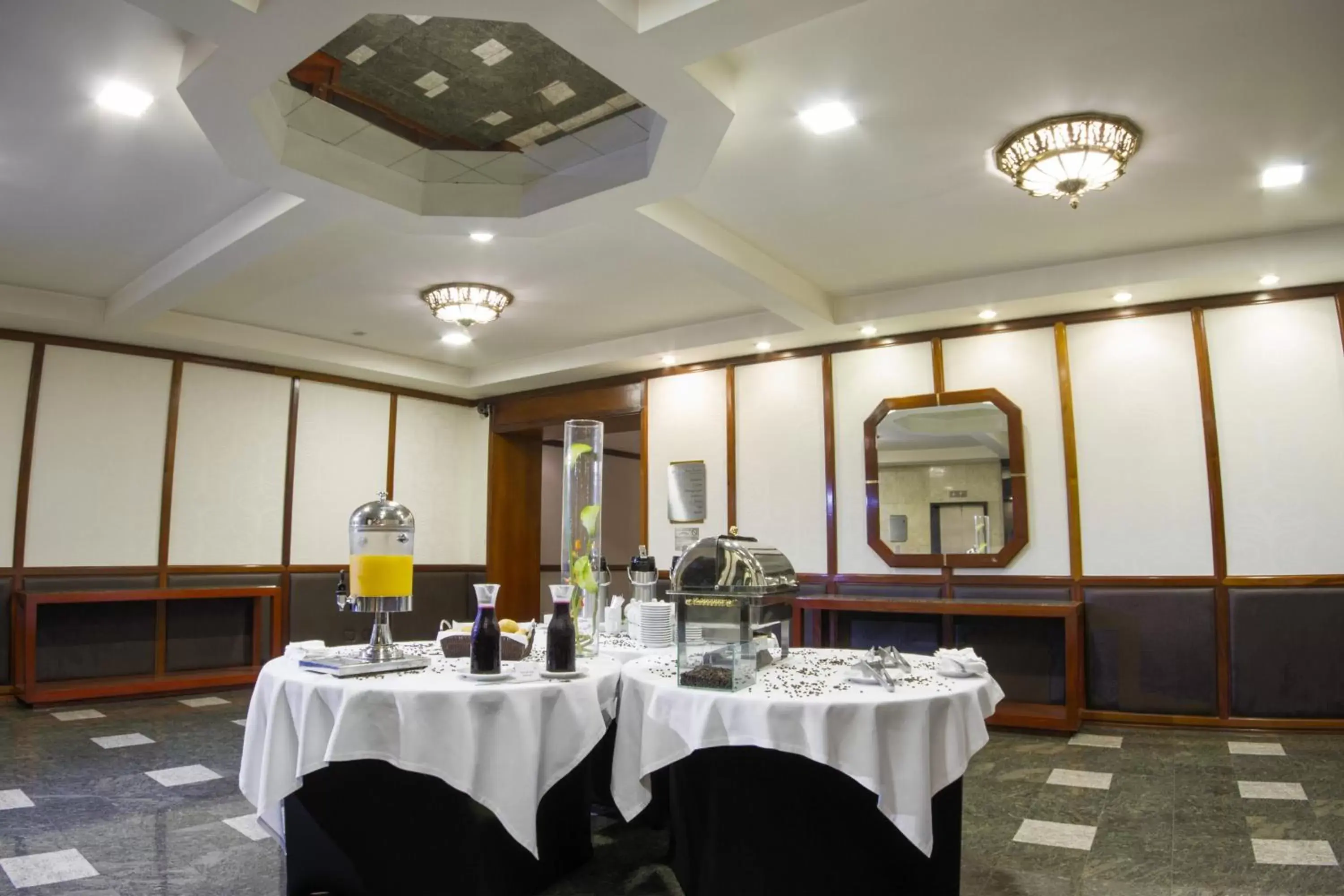 Meeting/conference room, Restaurant/Places to Eat in Bourbon Curitiba Hotel & Suítes