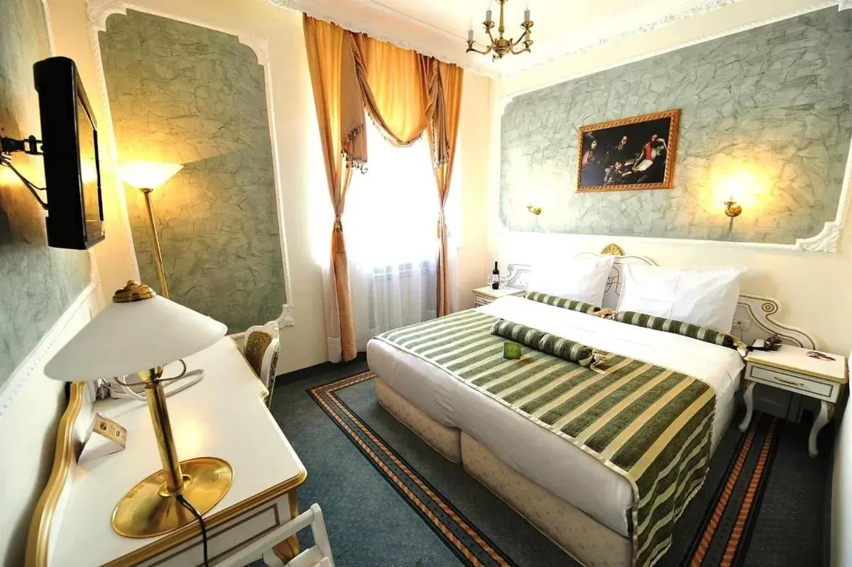 Bed in Queen's Astoria Design Hotel