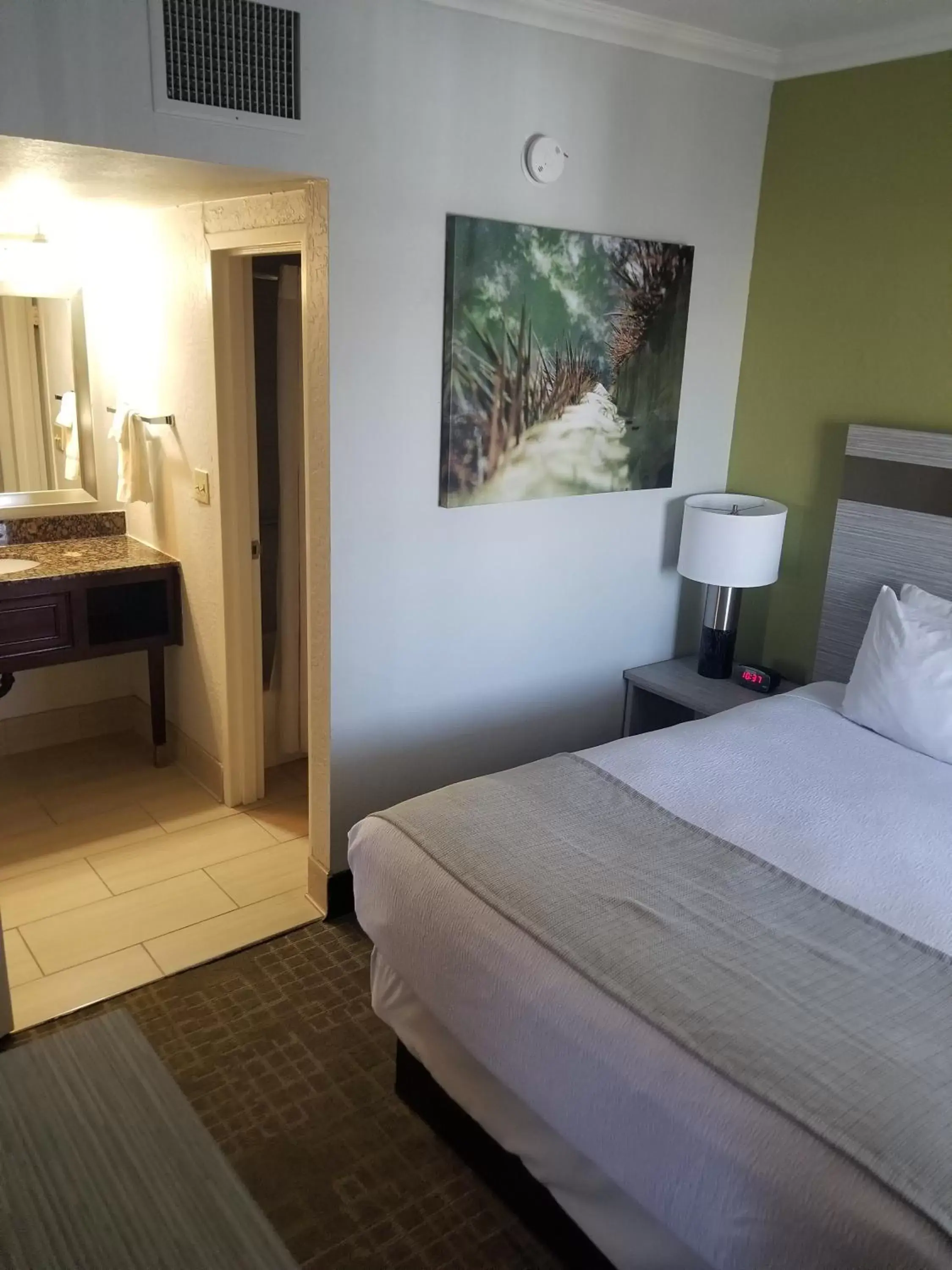 Bed in Best Western InnSuites Phoenix Hotel & Suites