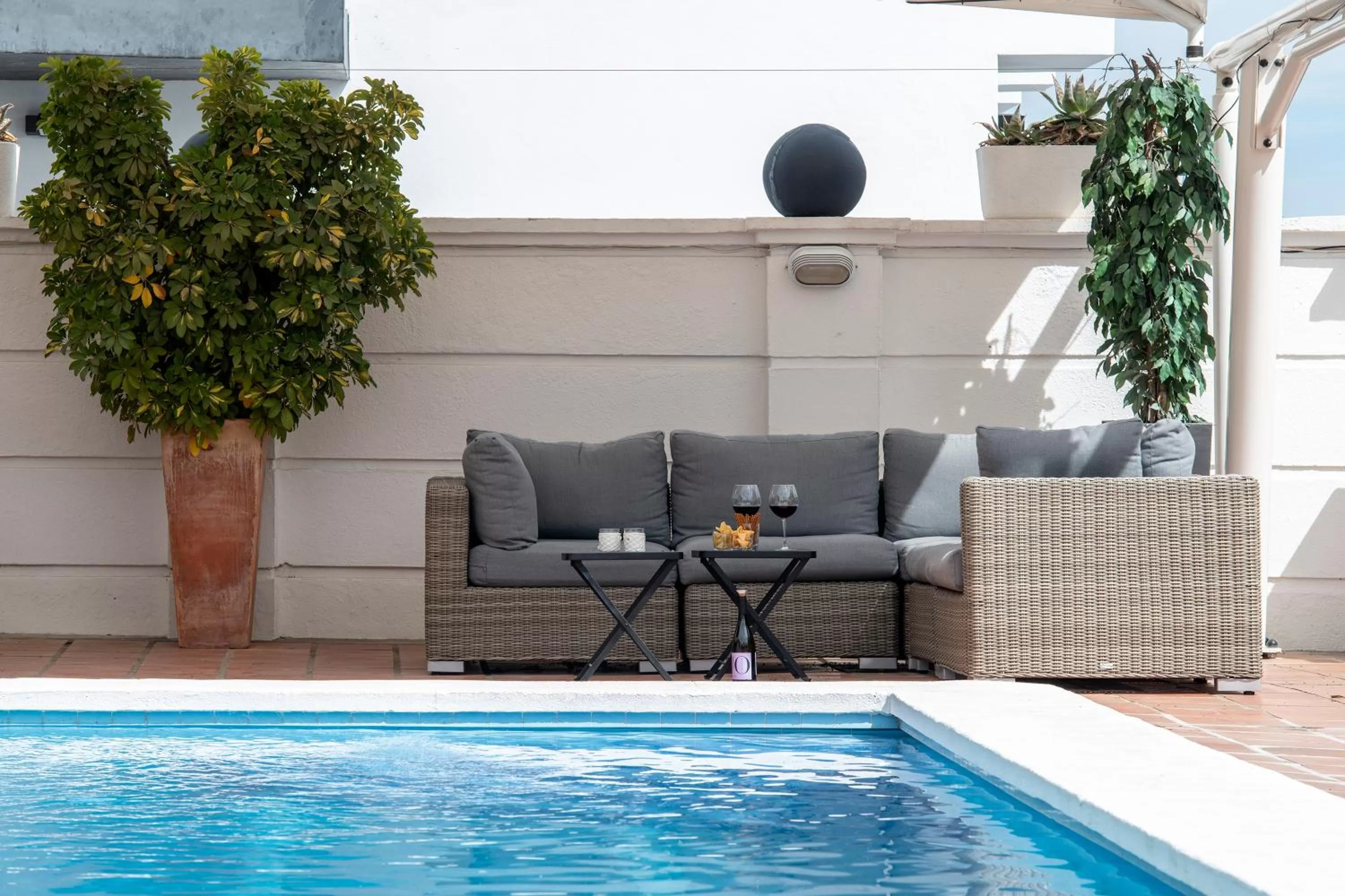 Swimming pool in Hotel B&B Casa Arena Sevilla