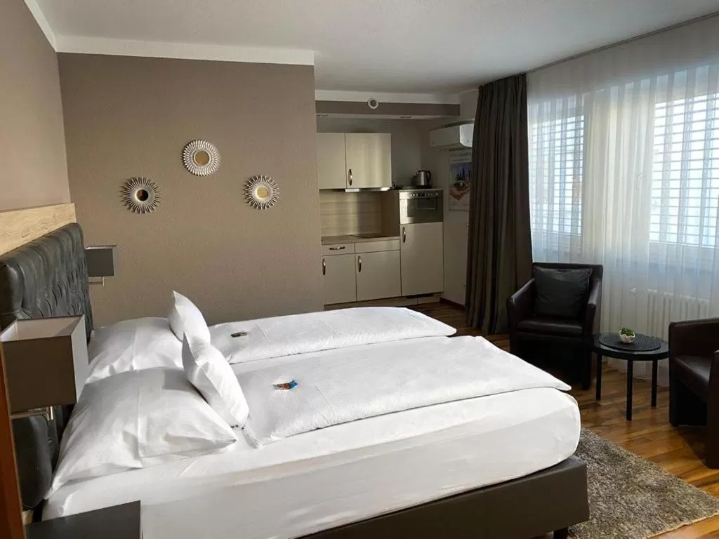 Bed in ZUM ZIEL Hotel Grenzach-Wyhlen bei Basel