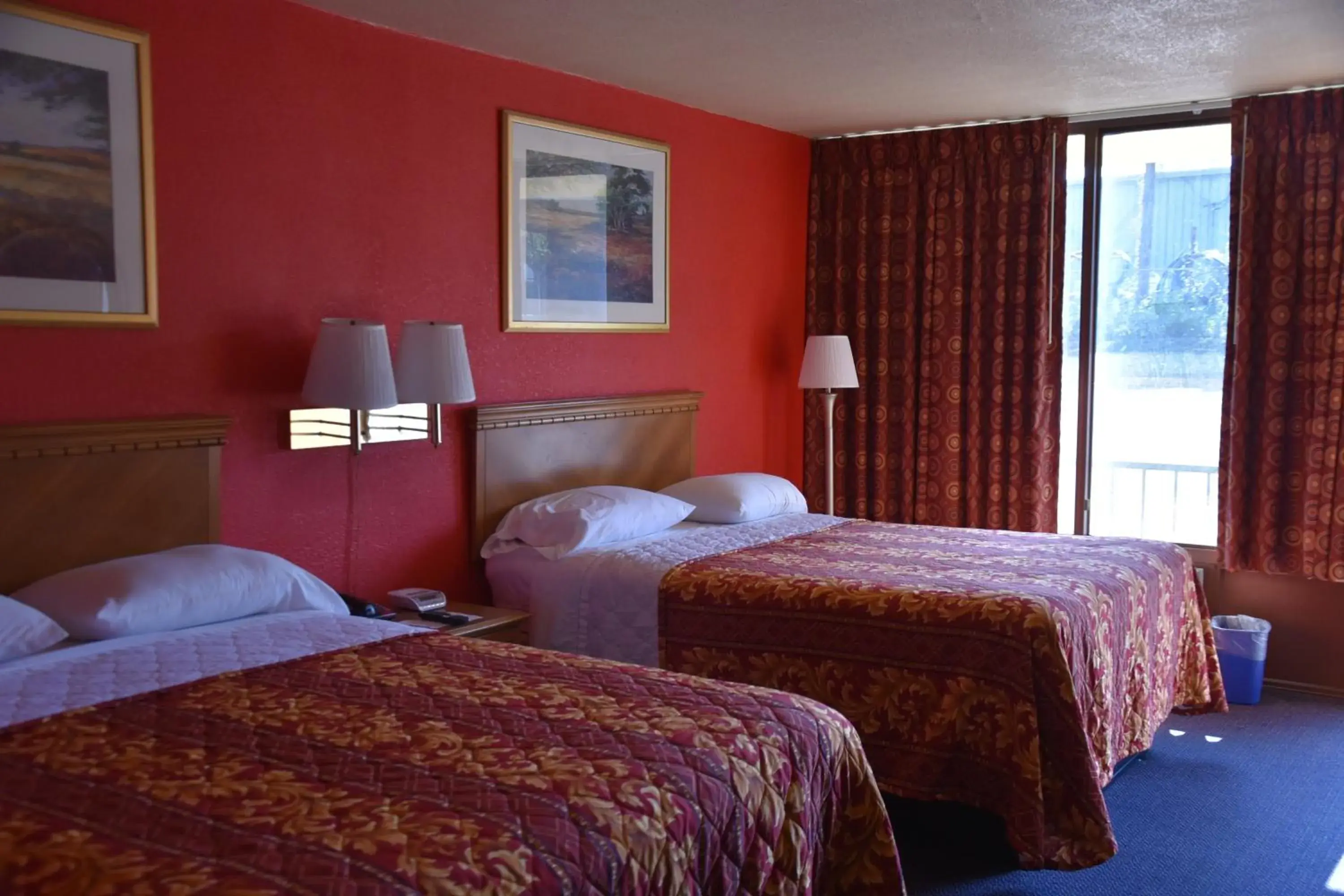 Bed in Homeplace Inn Bed in Homeplace Inn