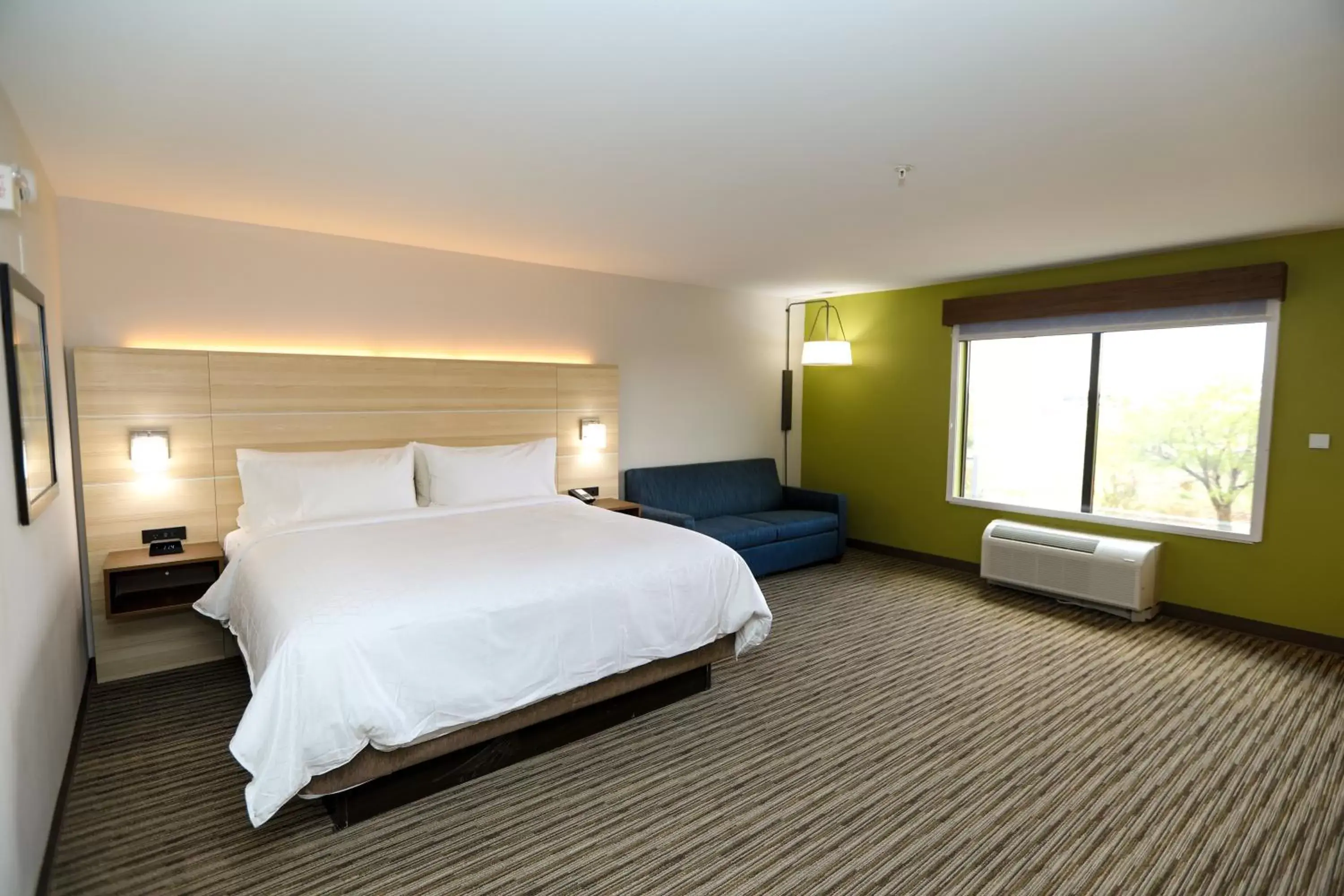 Photo of the whole room, Bed in Holiday Inn Express Hillsboro I-35, an IHG Hotel