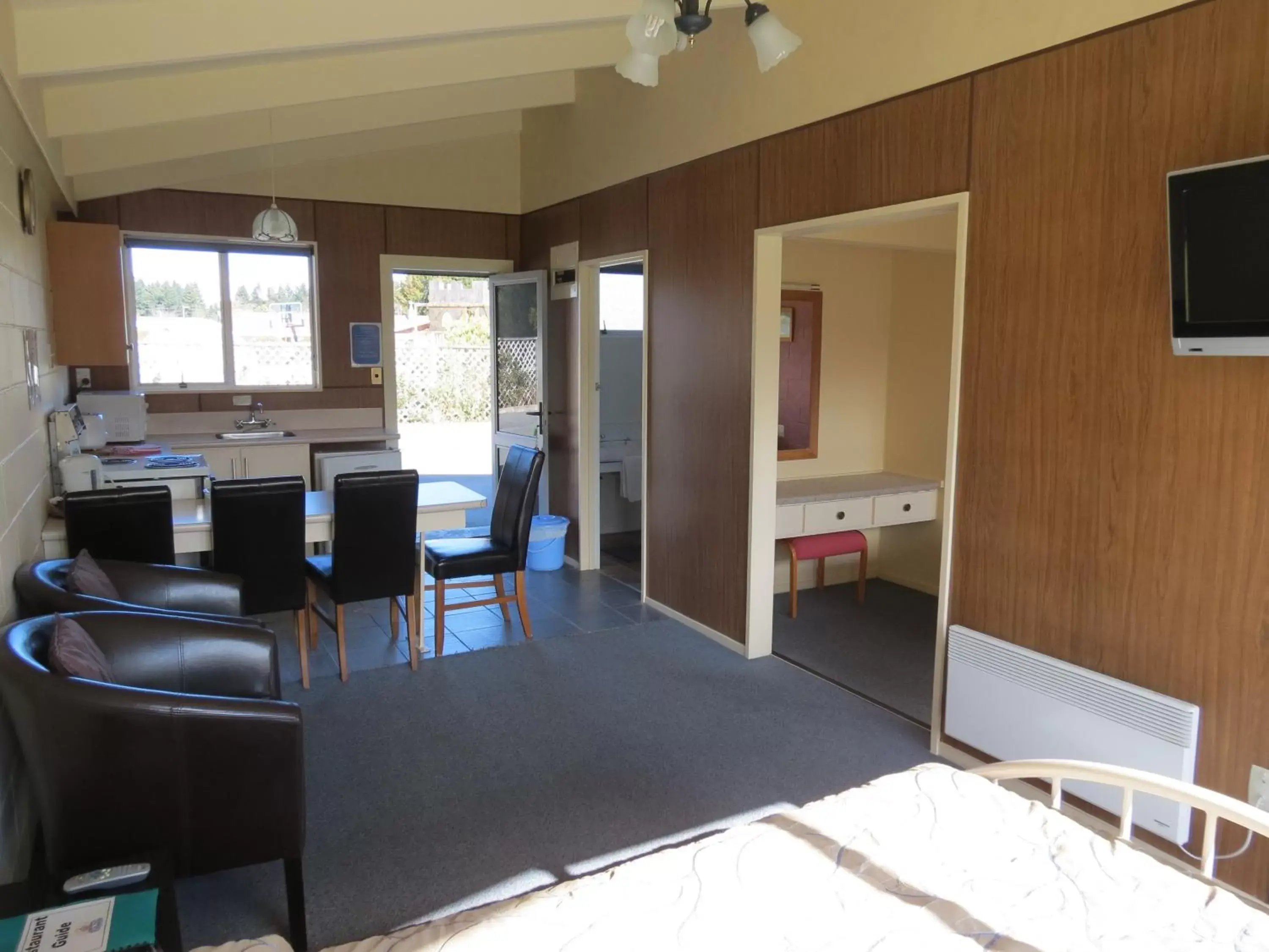 Living room, Seating Area in Alpine View Motel