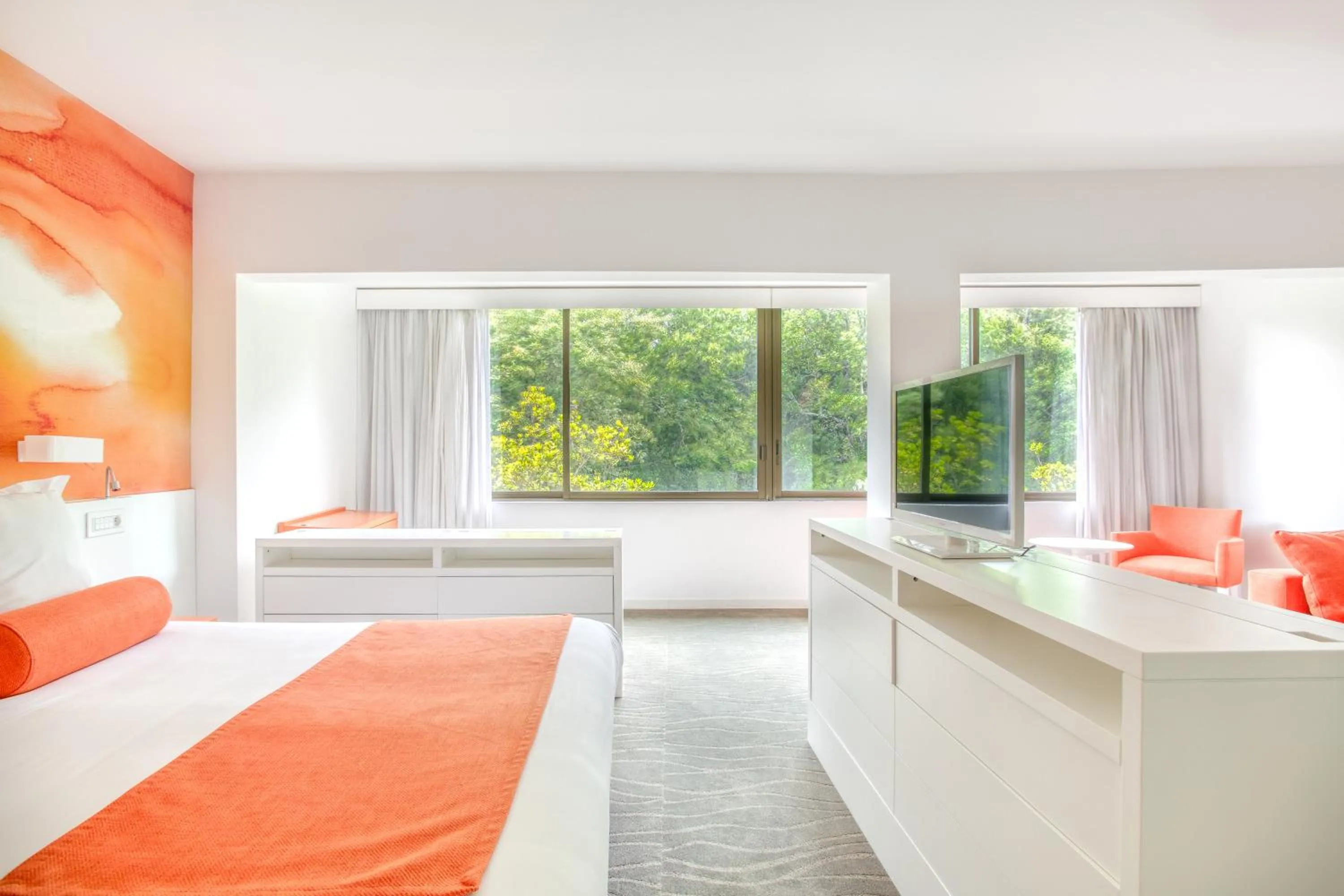 Photo of the whole room, Bed in Hotel Restaurant La Vague de Saint Paul