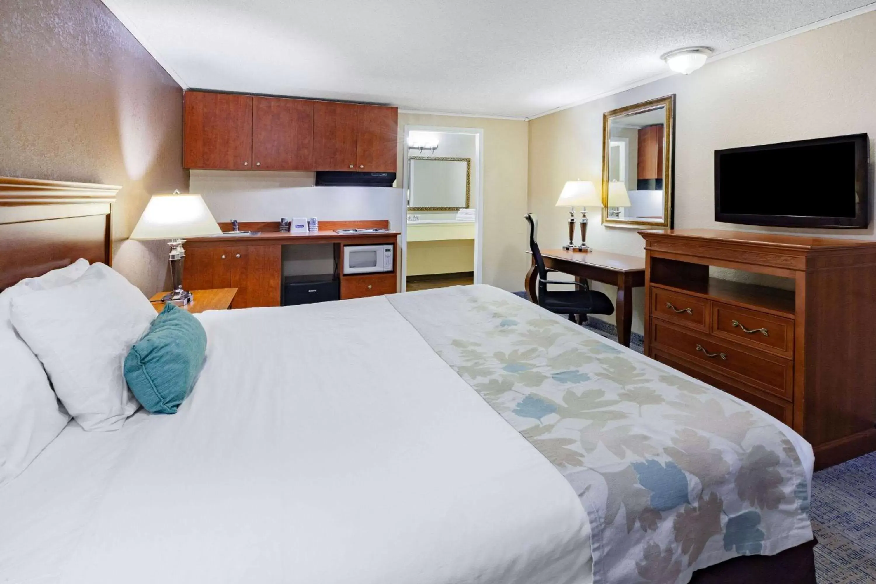 Photo of the whole room in Travelodge by Wyndham Monroe