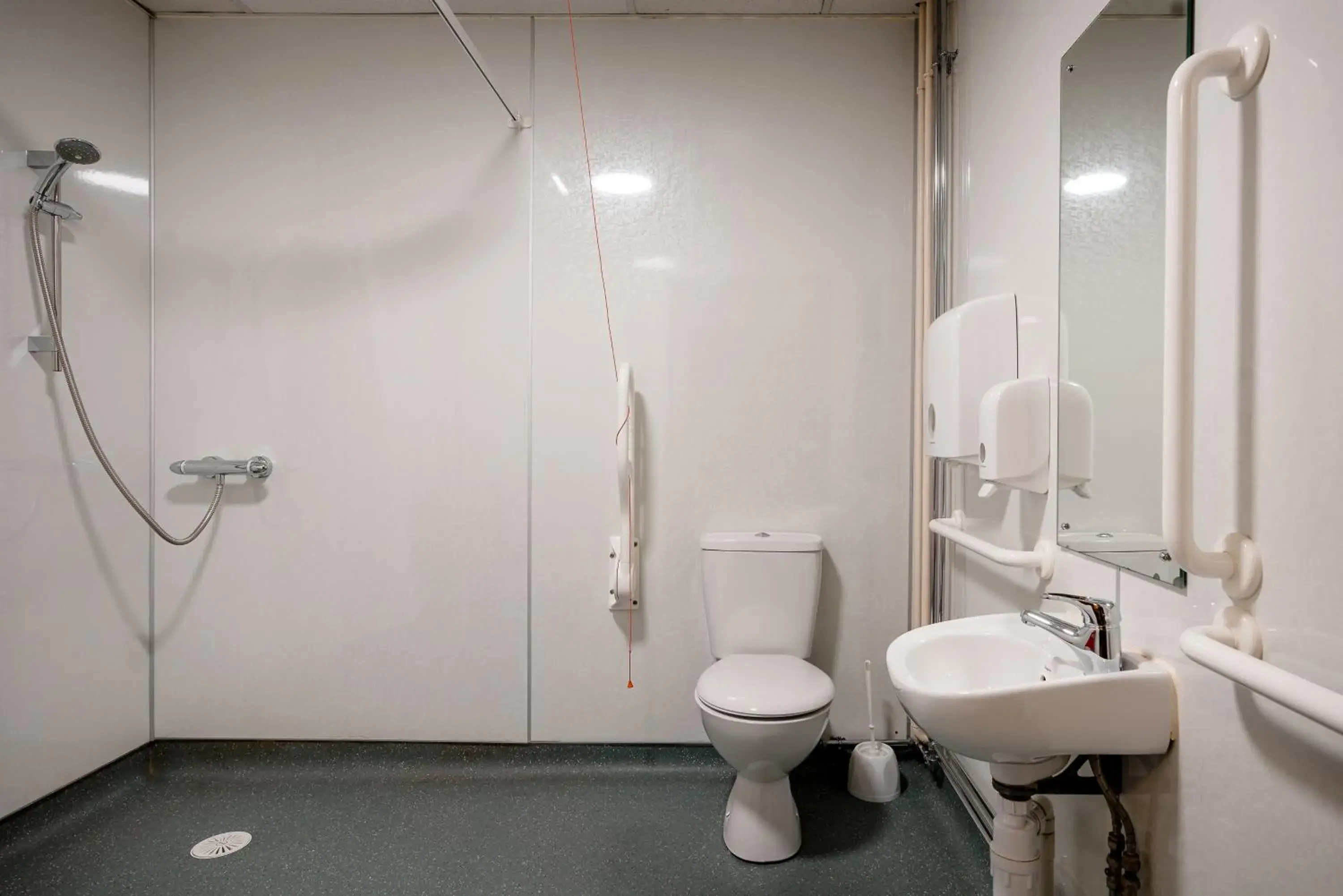 Bathroom in Inverness Youth Hostel