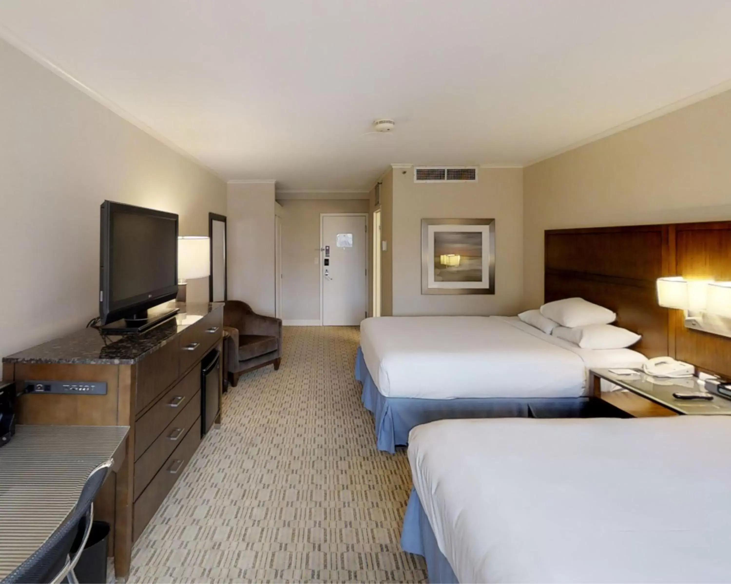 Photo of the whole room, Bed in Hyatt Regency Milwaukee Photo of the whole room, Bed in Hyatt Regency Milwaukee
