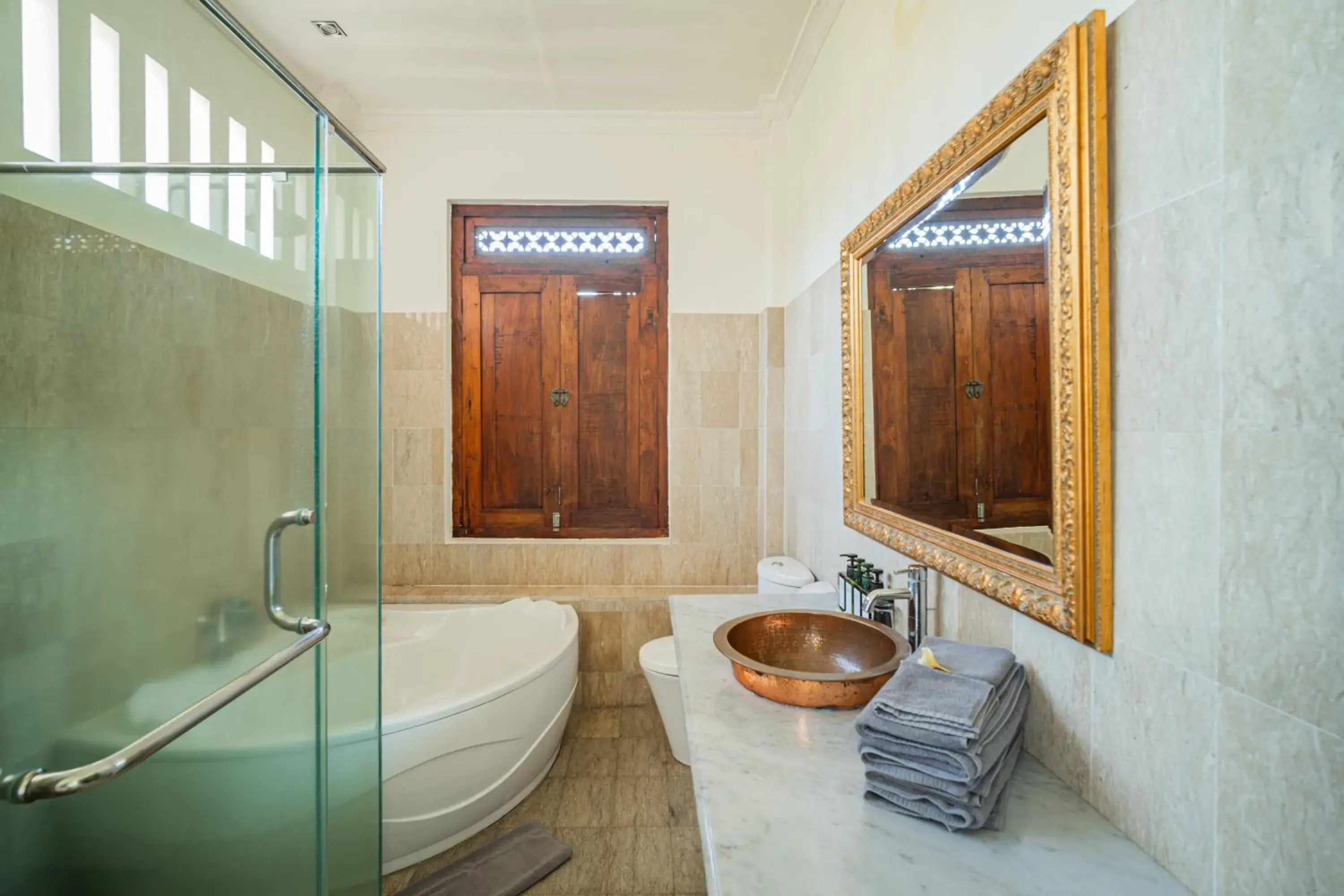 Bath, Bathroom in Honeymoon Guesthouse
