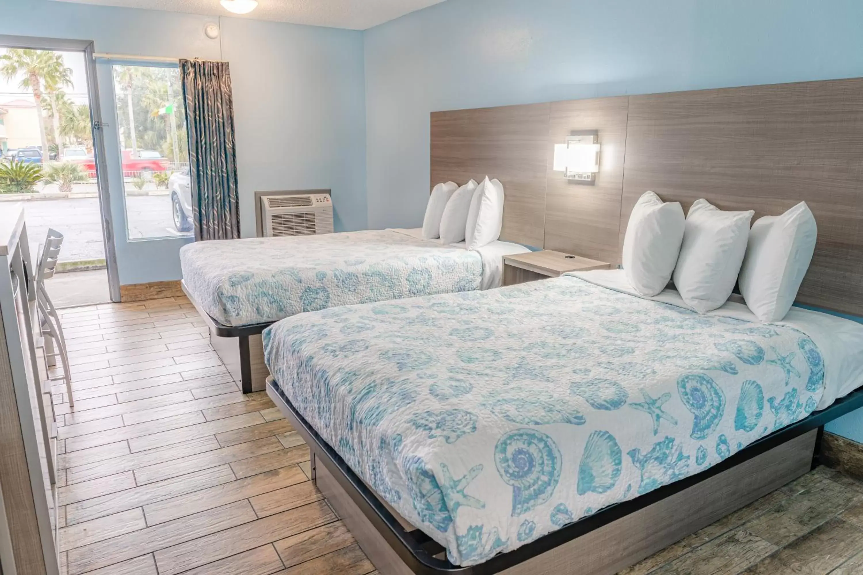 Bed in Sandcastle Inn Bed in Sandcastle Inn