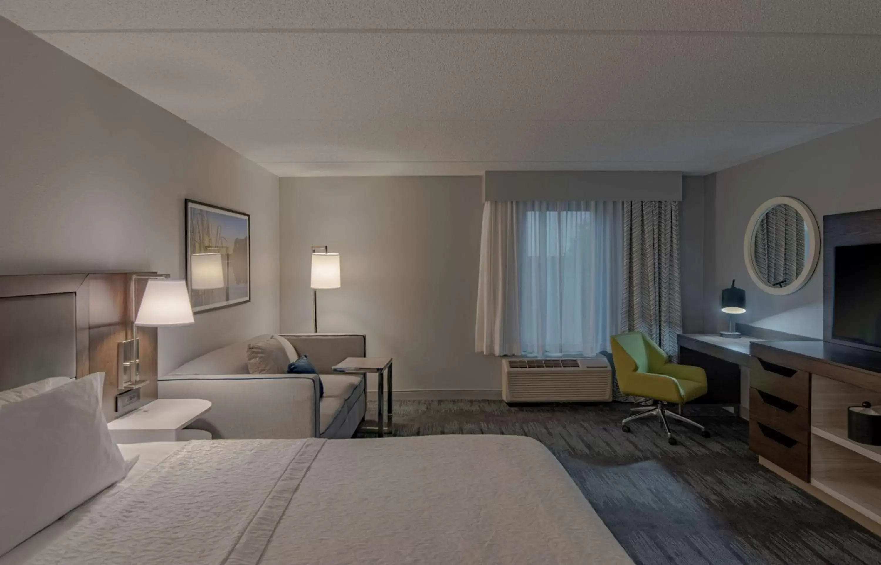 Bedroom, Seating Area in Hampton Inn Waldorf