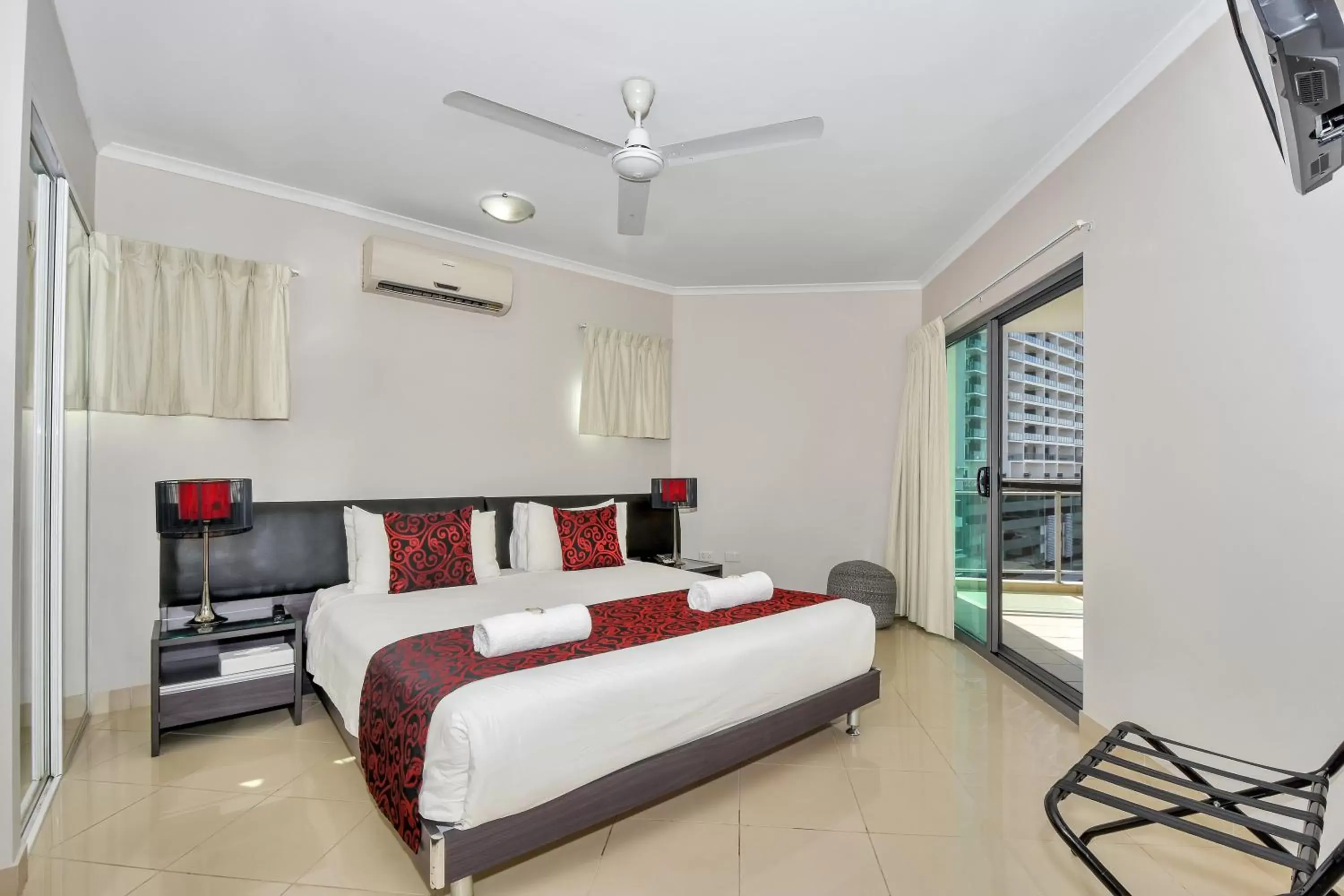 Balcony/Terrace, Bed in Argus Apartments Darwin