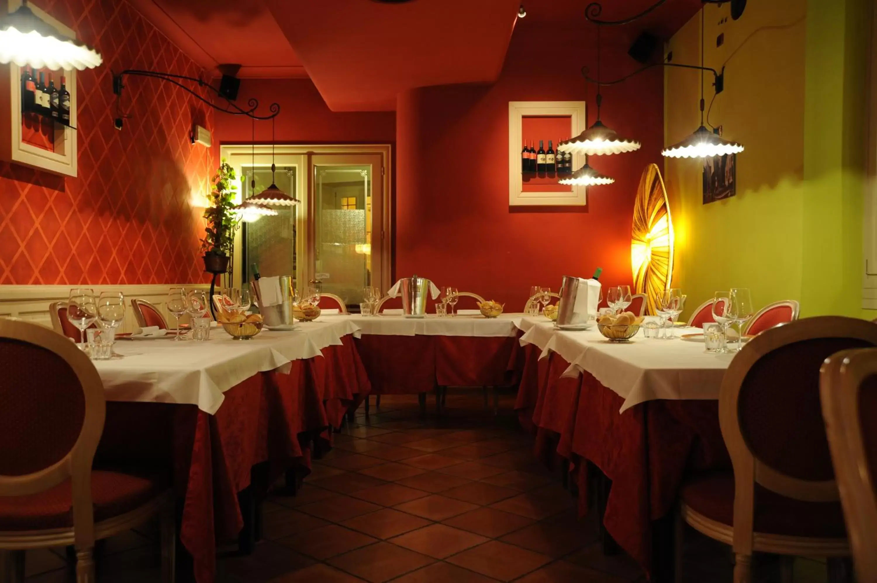 Restaurant/places to eat in Alessi Hotel Trattoria