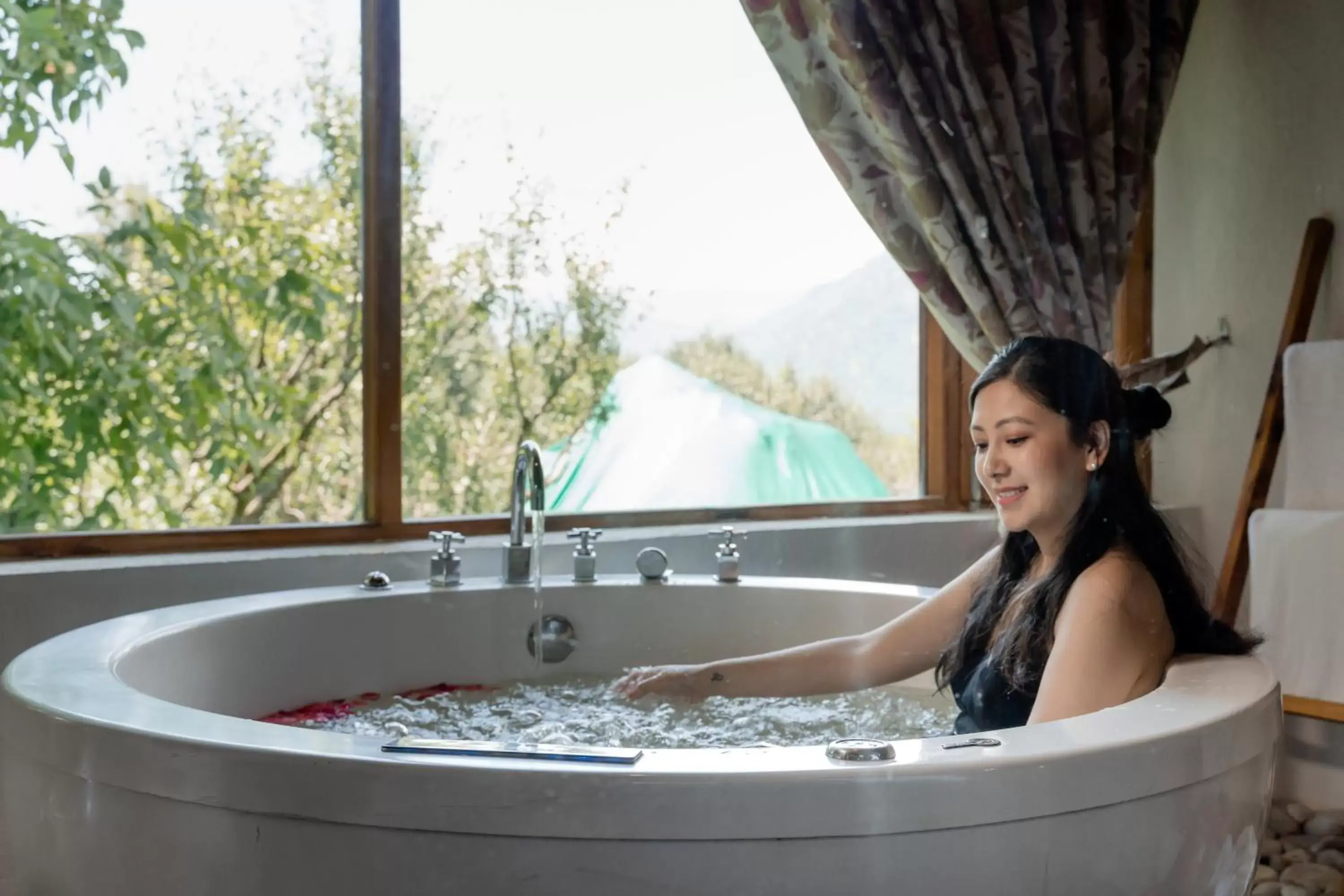 Bathroom in Larisa Resort Manali