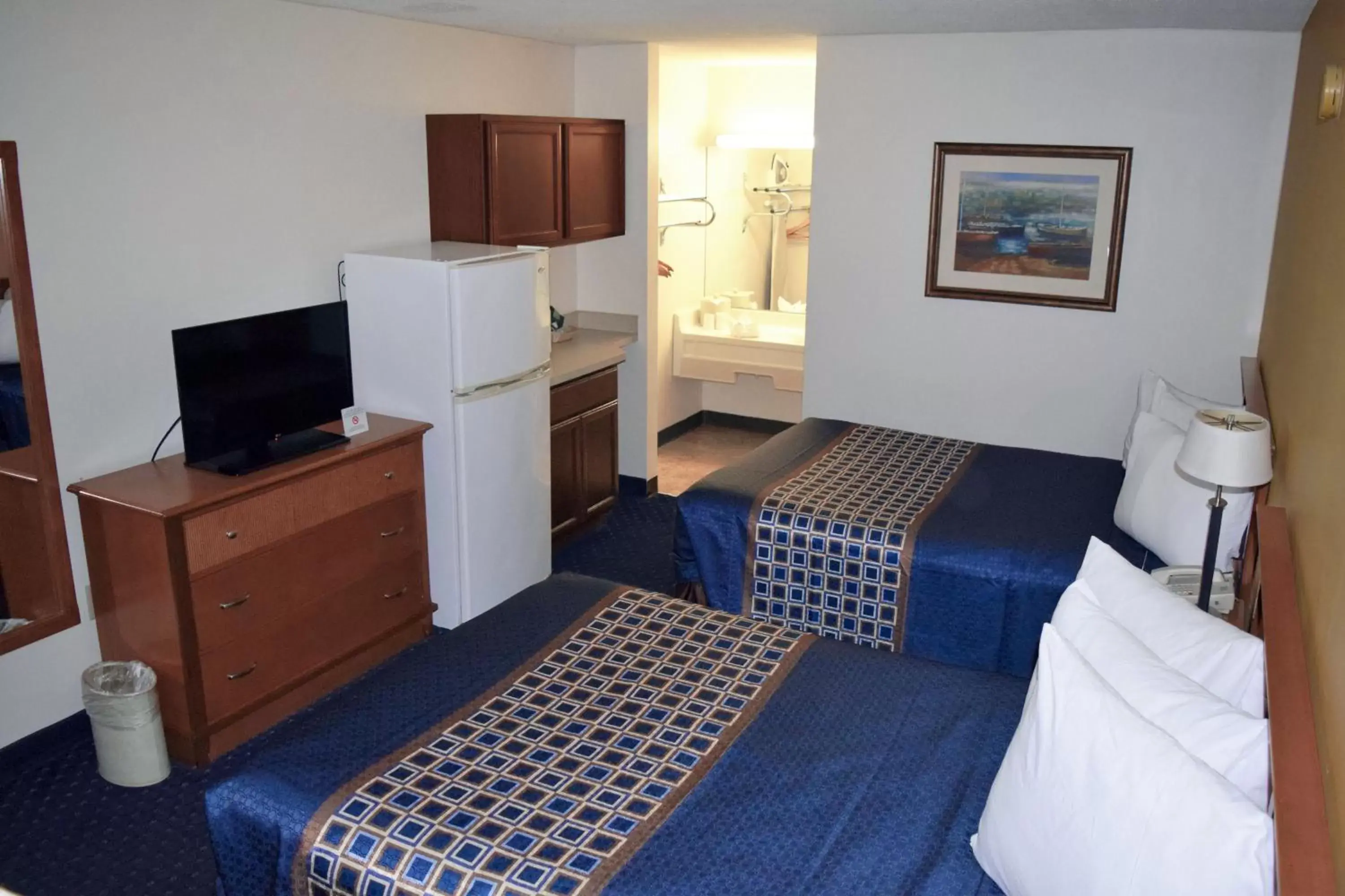 Bed, TV/Entertainment Center in Bluegrass Extended Stay
