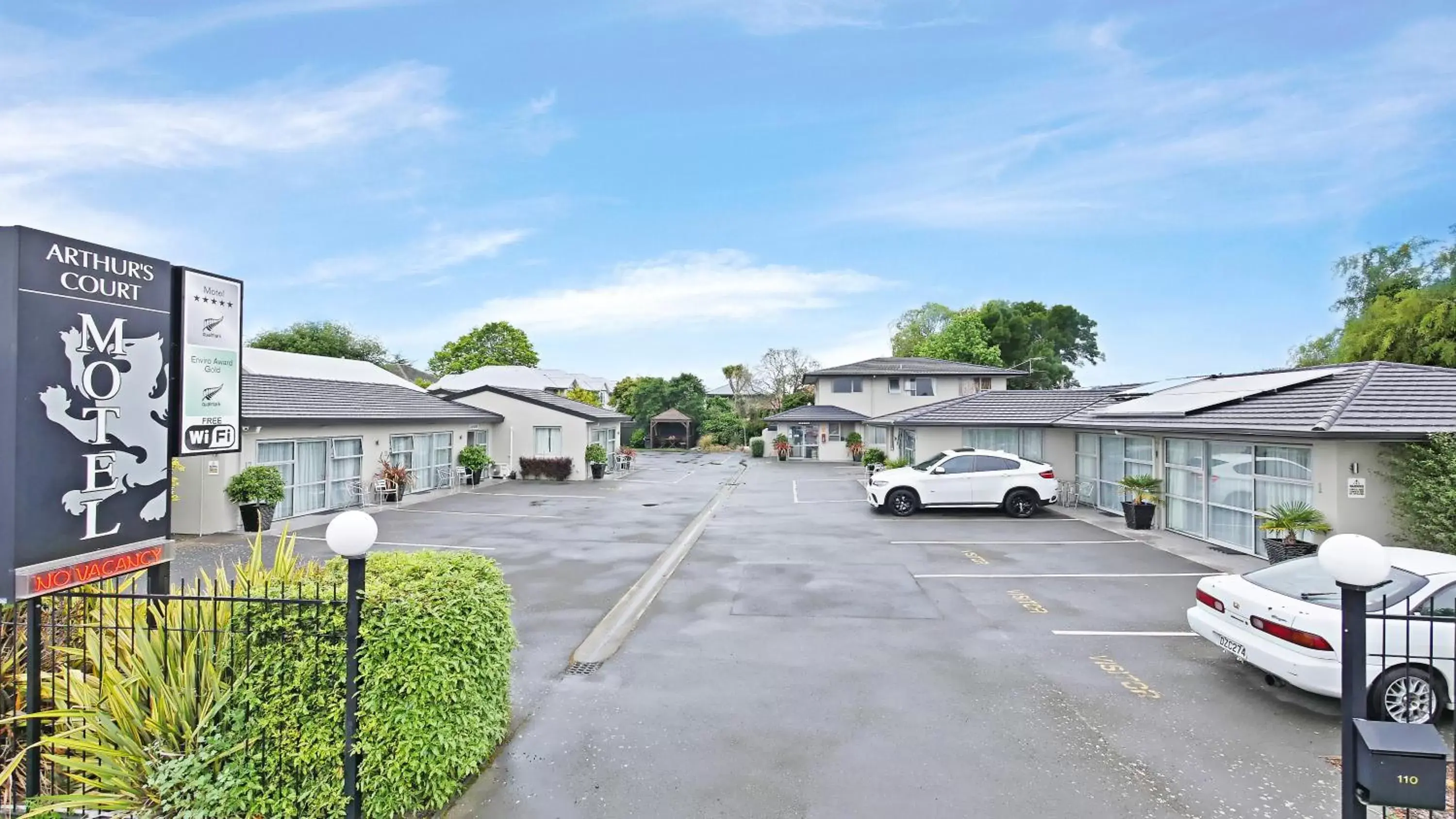 Facade/entrance in Arthur's Court Motor Lodge Facade/entrance in Arthur's Court Motor Lodge
