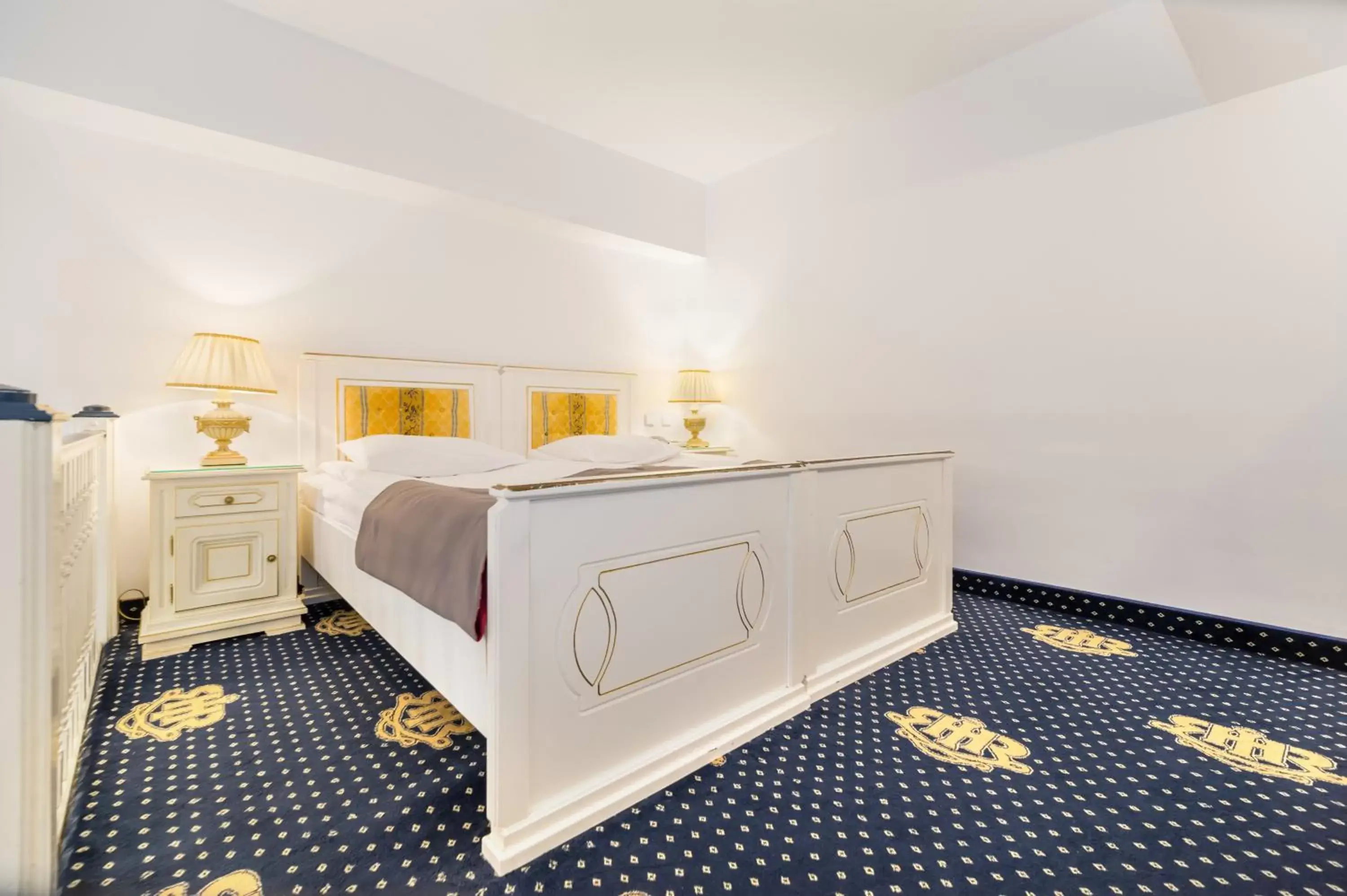 Bedroom, Bed in Hotel Imparatul Romanilor