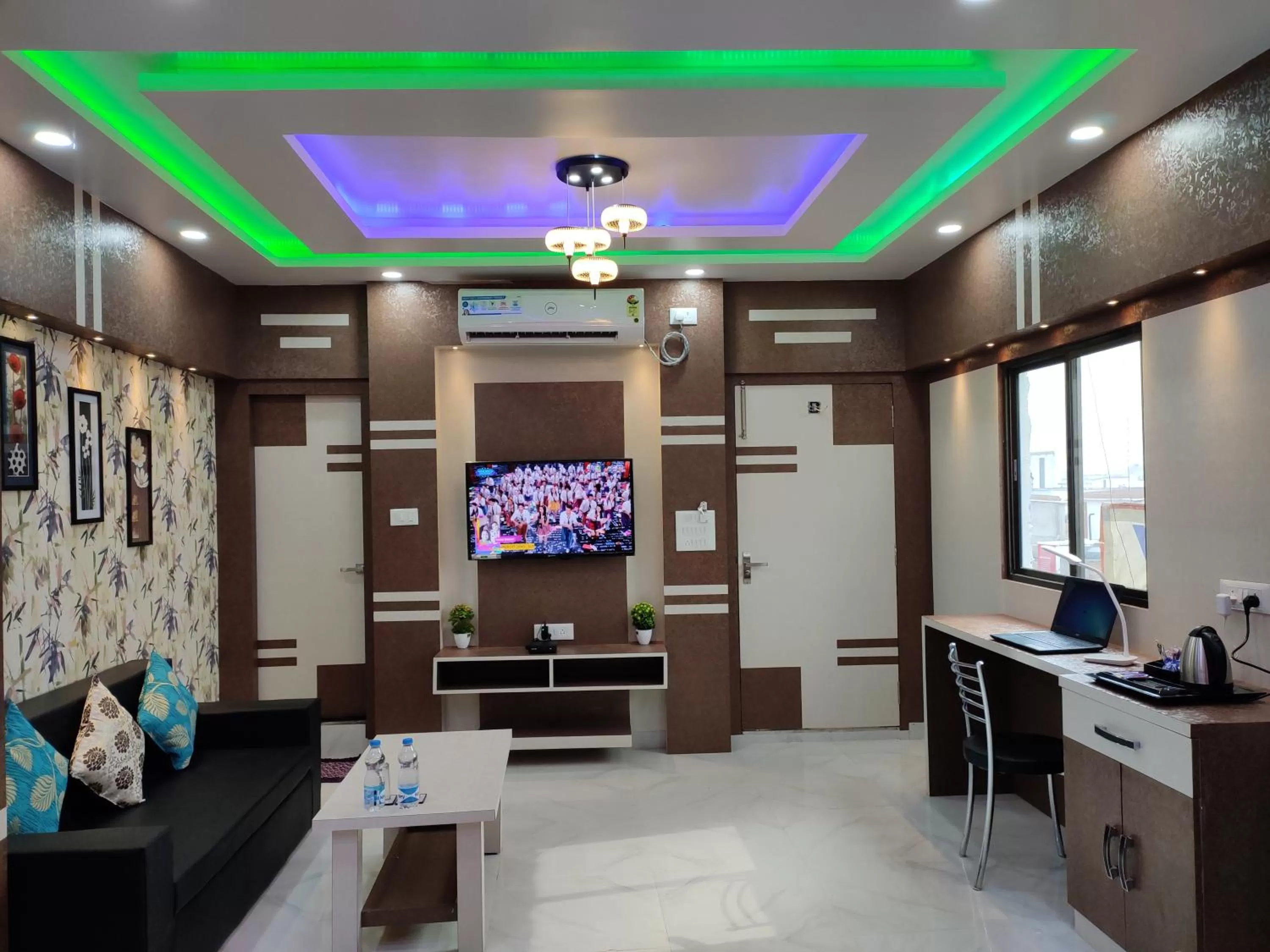 HOTEL CENTRAL SQUARE "A Couple Friendly Hotel"